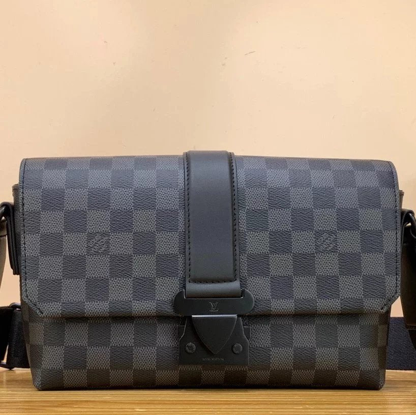 Louis Vuitton LV Men's Bag Top version 【Tax-Free Version】2023New Men's Postman Series Black Warrior Messenger Bag M46794M23471S-Cape Crossbody Men's Bag Shoulder Bag Crossbody Bag Magnetic Snap Men's Backpack Messenger Bag Men
