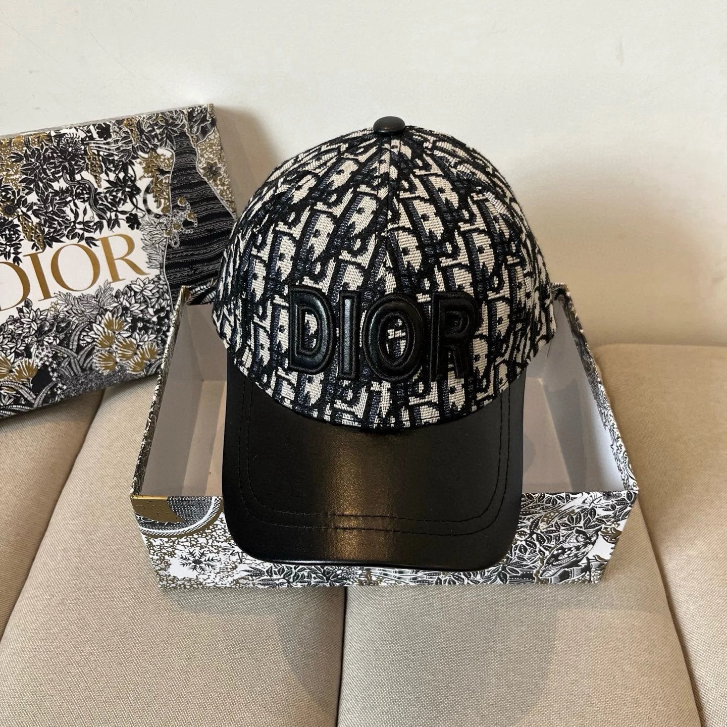 Dior Hat Classic Letters logo Baseball Cap Sun Protection Visor Cap Large Head Circumference Versatile Sports Hat Slimming Face Curved Brim Unisex Couple Style