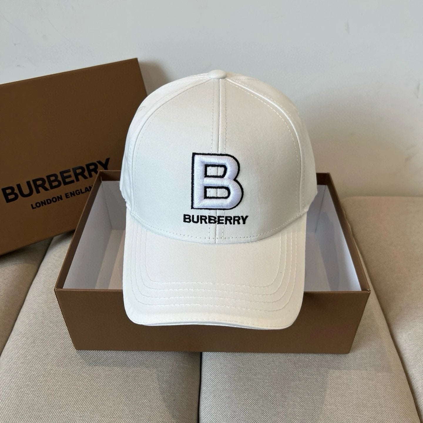 Burberry Hat Letters B Words logo Baseball Cap Sunshade Sun Protection Duckbill Cap Large Head Circumference Slimming Face Curved Brim Versatile Sports Hat for Men and Women Couples Same Style