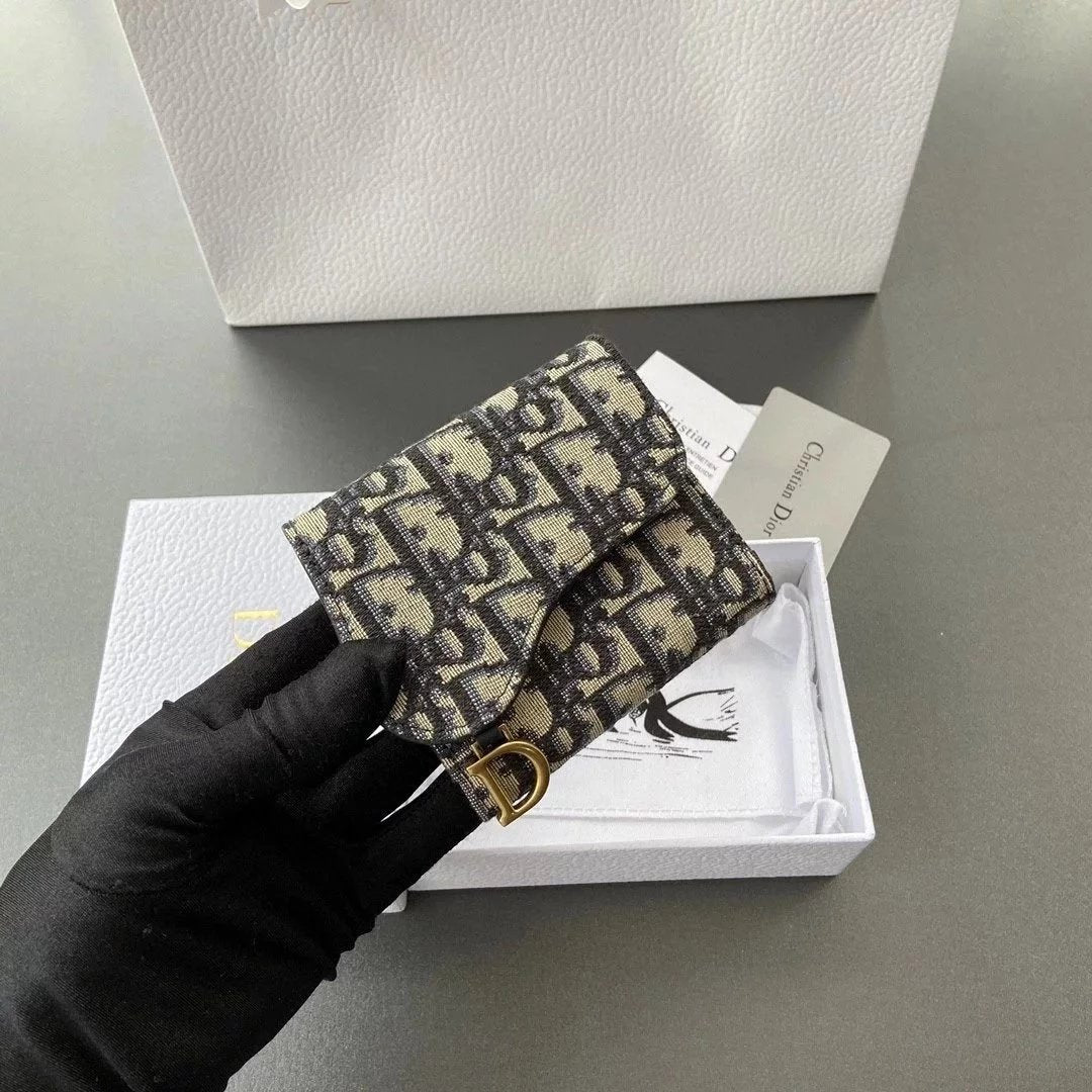 Dior Women's Bag Top version Original Leather Saddle Lotus Wallet Series,70% off Short Style Wallet Wallet Women's in Blue Oblique Elaborate Printing Fabric,With Iconic Asymmetric Flap and Retro Gold Finish Metal Stirrup D Shaped Pendant.