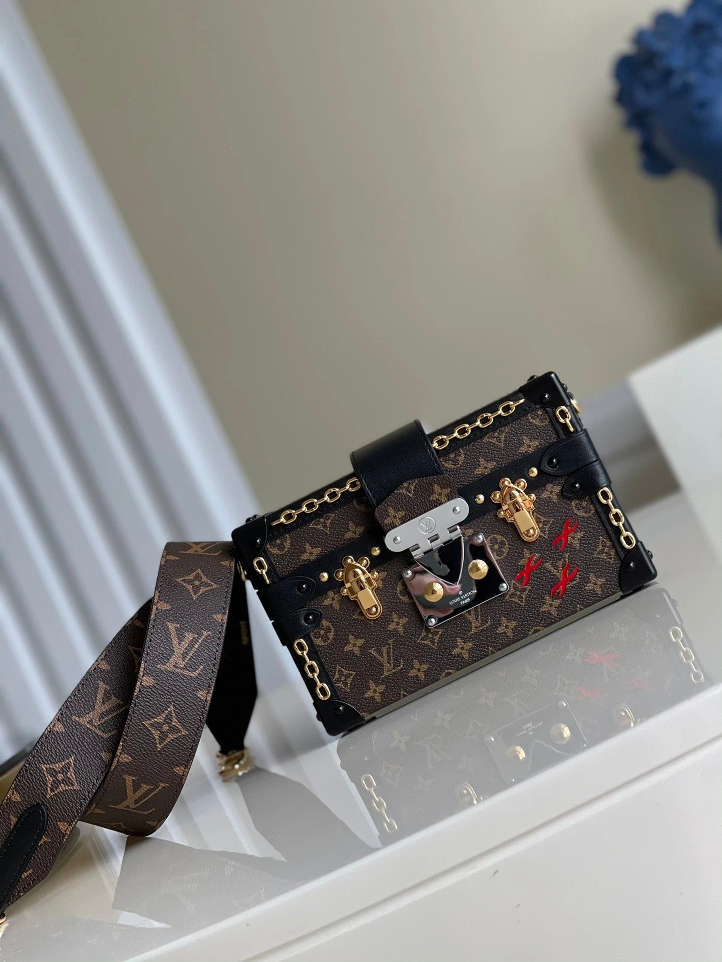 Louis Vuitton LV Women's Bag Top version 2022New Ladies PetiteMalle White Full Leather Embroidery logo Hard Box Bag M20847Men's and women's bags M21462d Denim Black Blue Denim45554Retro patterns M57817