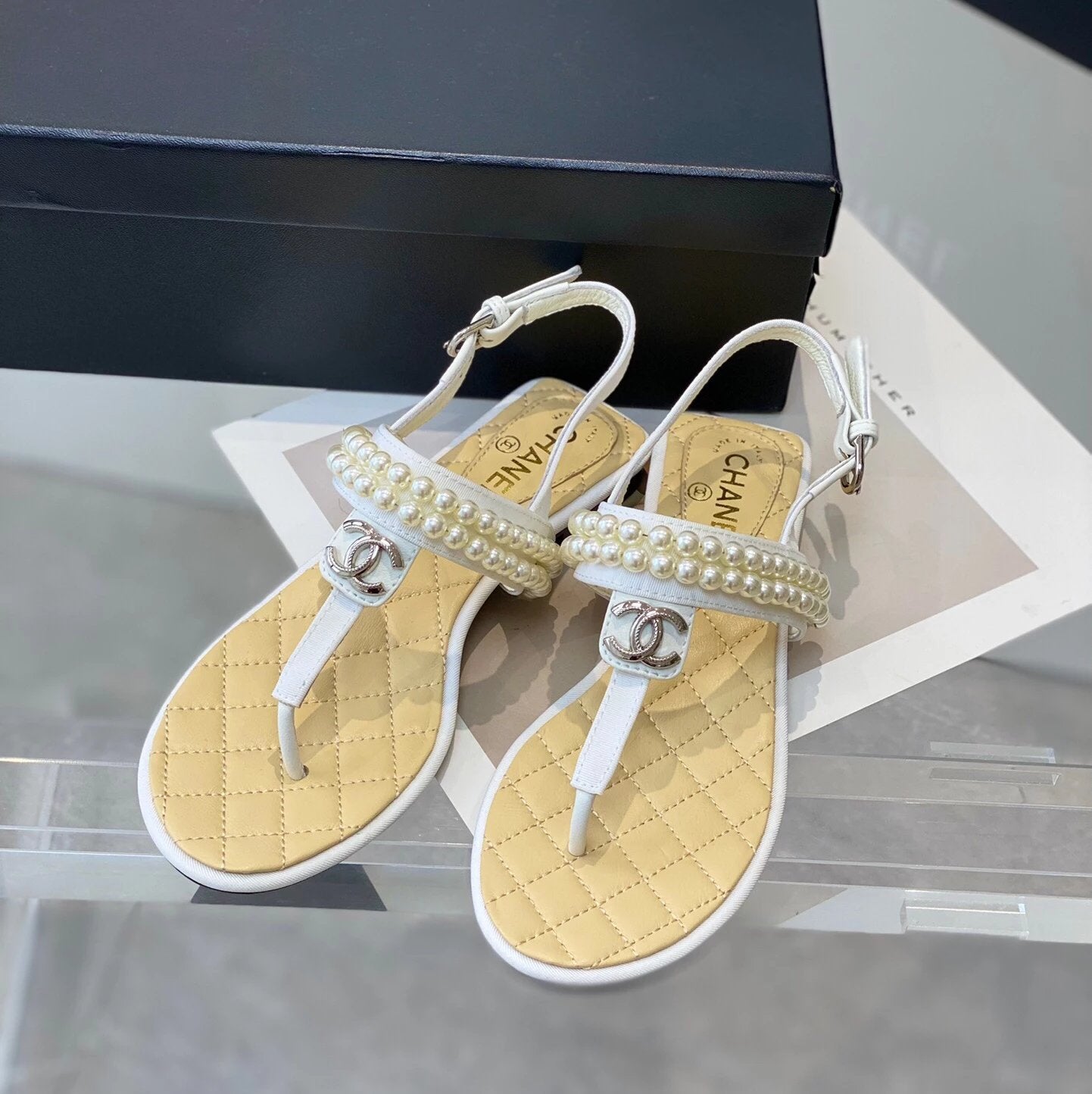 Chanel Shoes Early Spring New Flip-Flops Pearl Sandals!
Latest Version,Sandals with Lasting Charm~The Original Development Supports Any Market Comparison.,The So-Called Smooth Lines Naturally Restore the Original Appearance
The Upper Foot Is Super Comfort