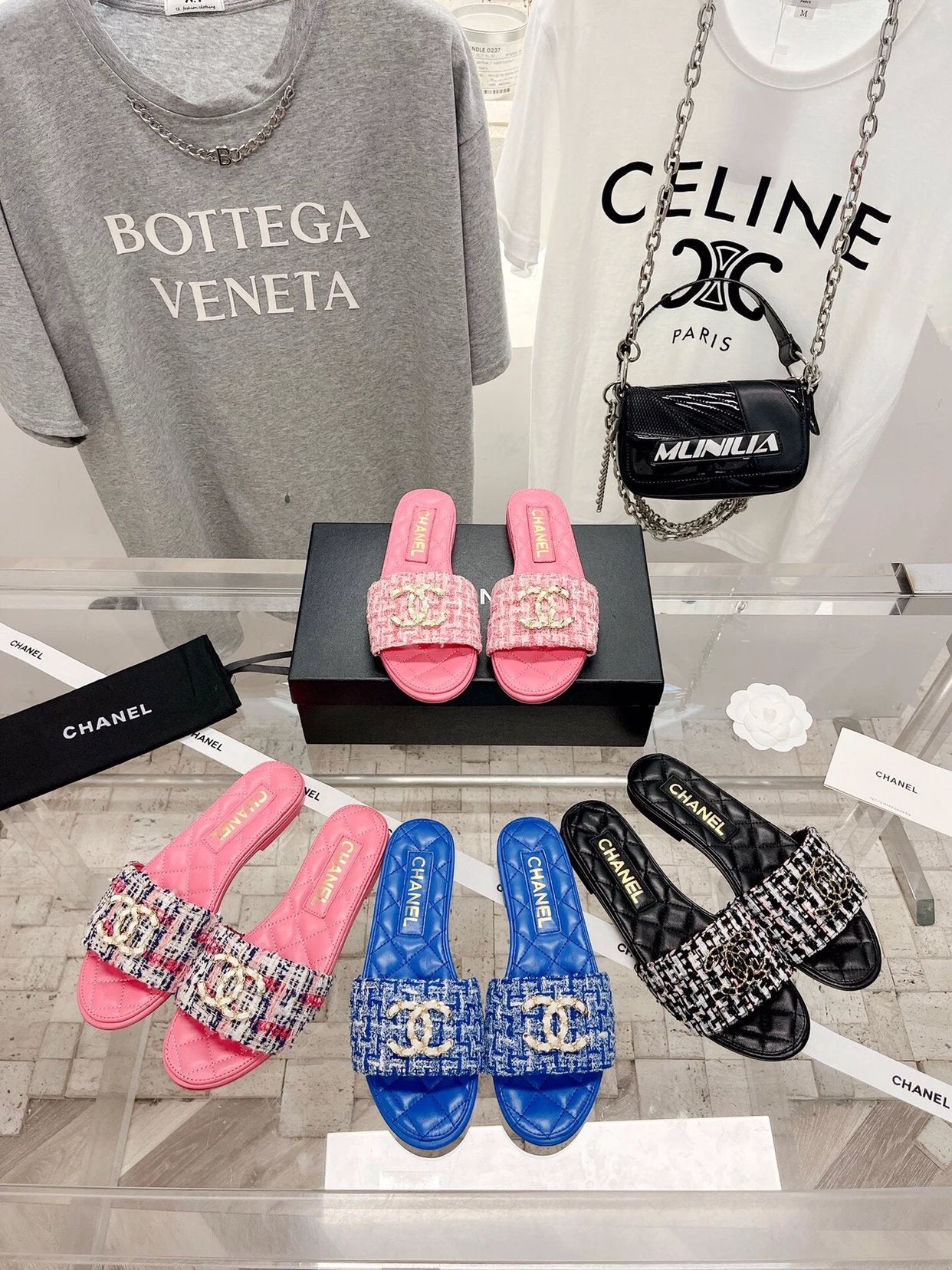 Chanel Shoes High Quality Counter New Mier Slippers
Temperament wild!High-End Quality,It Looks Super Nice on My Feet!
Vamp Woolen Material/Sheepskin Lining Pad
Exquisite Handmade Electric Embroidery
Classic Never out of Date.
Handmade Diamond Grid Stitchi