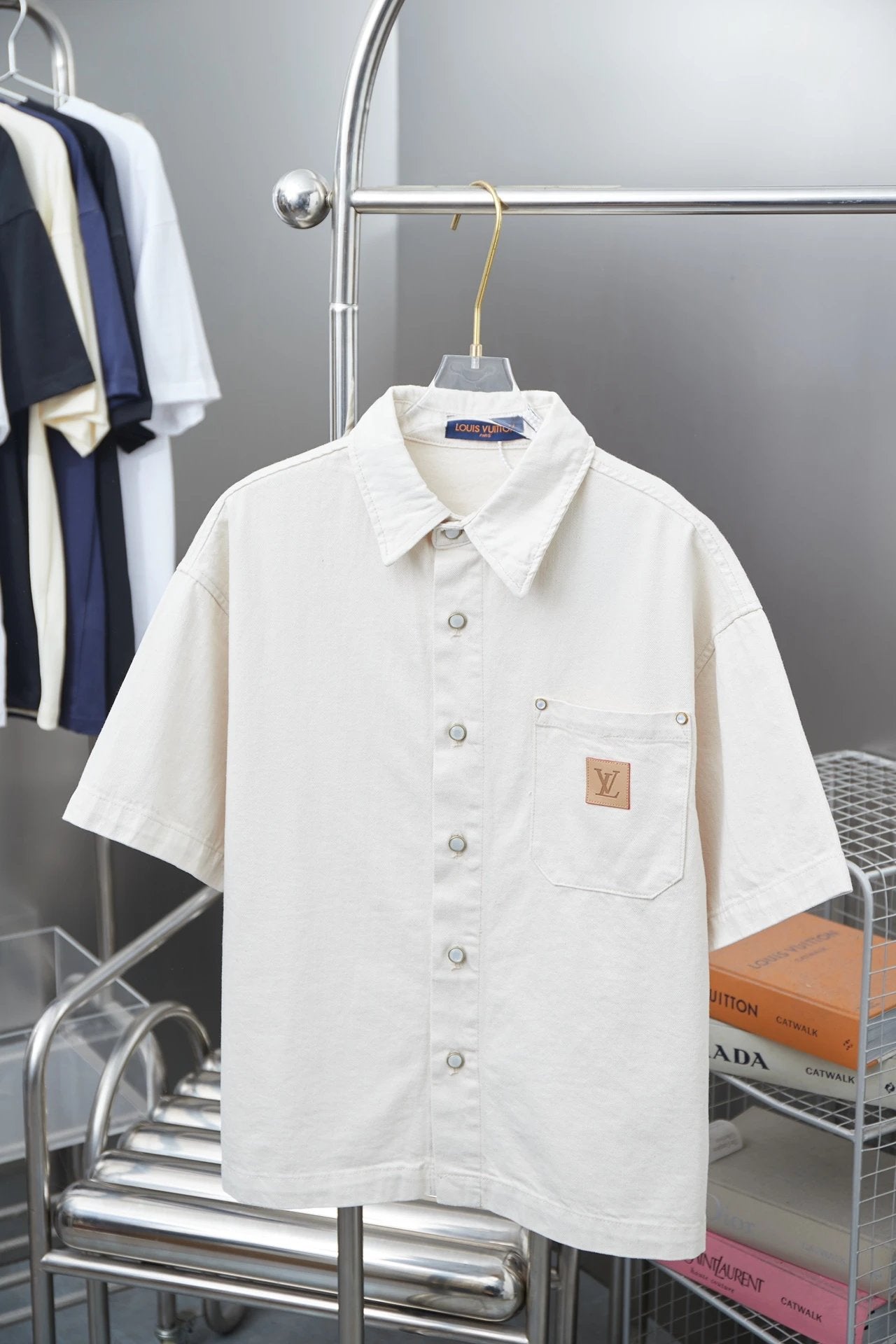 Louis Vuitton LV Shirt Back Flocking Earth Letter Print logo Shijia Turn-down Collar Short Sleeve Shirt Versatile Business Unisex Casual Slim Fit Jacket
