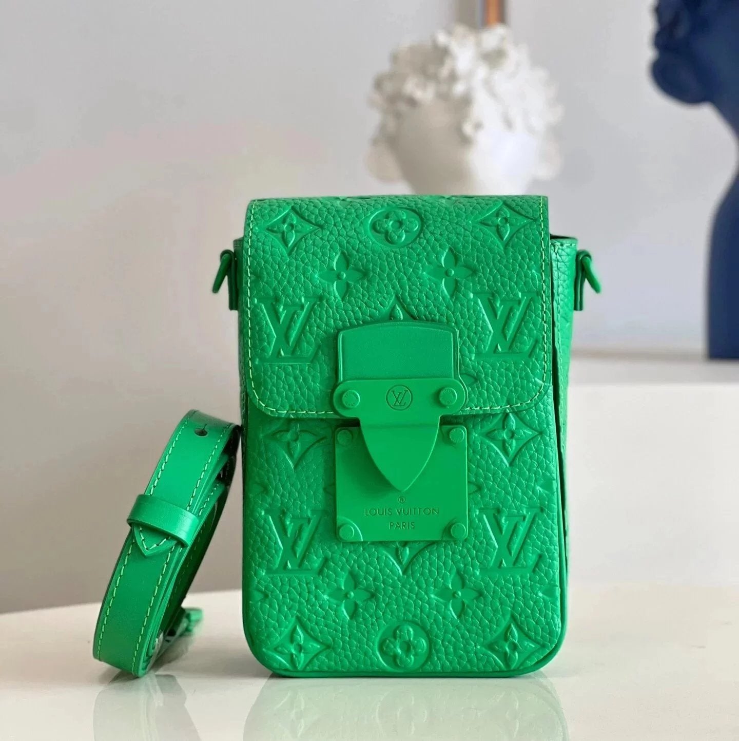 Louis Vuitton LV Women's Bag Top version M81522Presbyopic Purple Green Black Mobile Phone Bag Series S-Lock Mobile Phone Bag Shoulder Messenger Bag Storage Bag Men's Women's Universal Camera Bag M81525