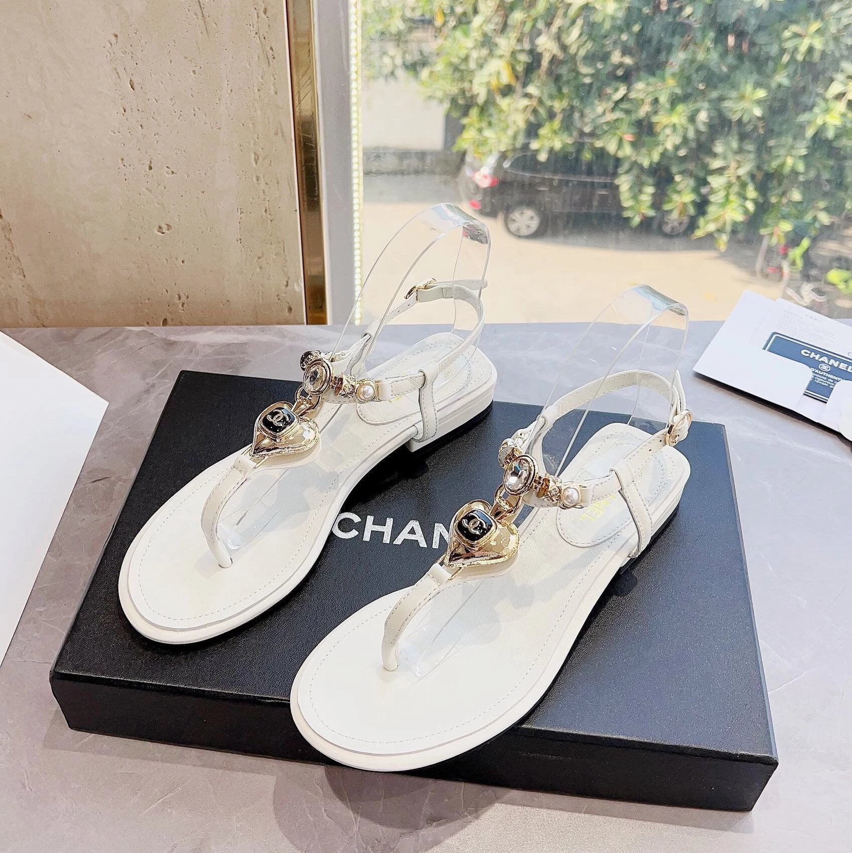 Chanel Shoes 23ss Spring and Summer New Holiday Love Gem T Word Sandals
It Must Be Included in the List for Spring and Summer Beautiful Dress!This Shoe Is a Typical Classic,Simple and Stylish, Very Beautiful!Love Metal Chain Embellishment Makes the Whole