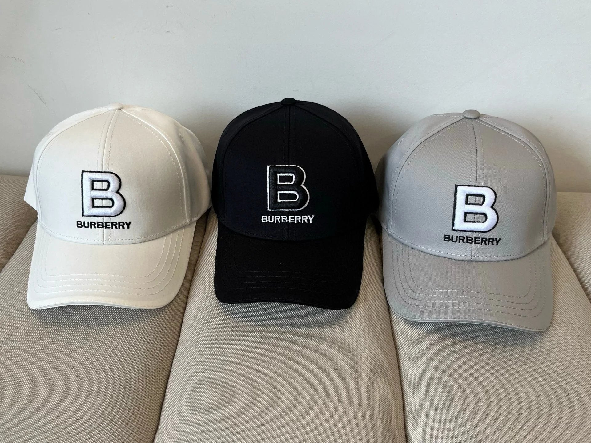 Burberry Hat Letters B Words logo Baseball Cap Sunshade Sun Protection Duckbill Cap Large Head Circumference Slimming Face Curved Brim Versatile Sports Hat for Men and Women Couples Same Style