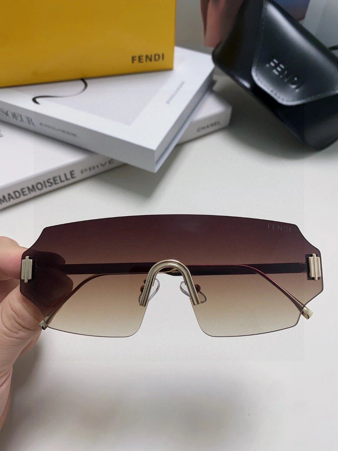 Fendi Sunglasses Face Shield Sunshade Windproof Sunglasses Slimming Non-Prescription UV Protection Unisex Couple Style Driving Beach Fishing25ss New Sports Casual Versatile