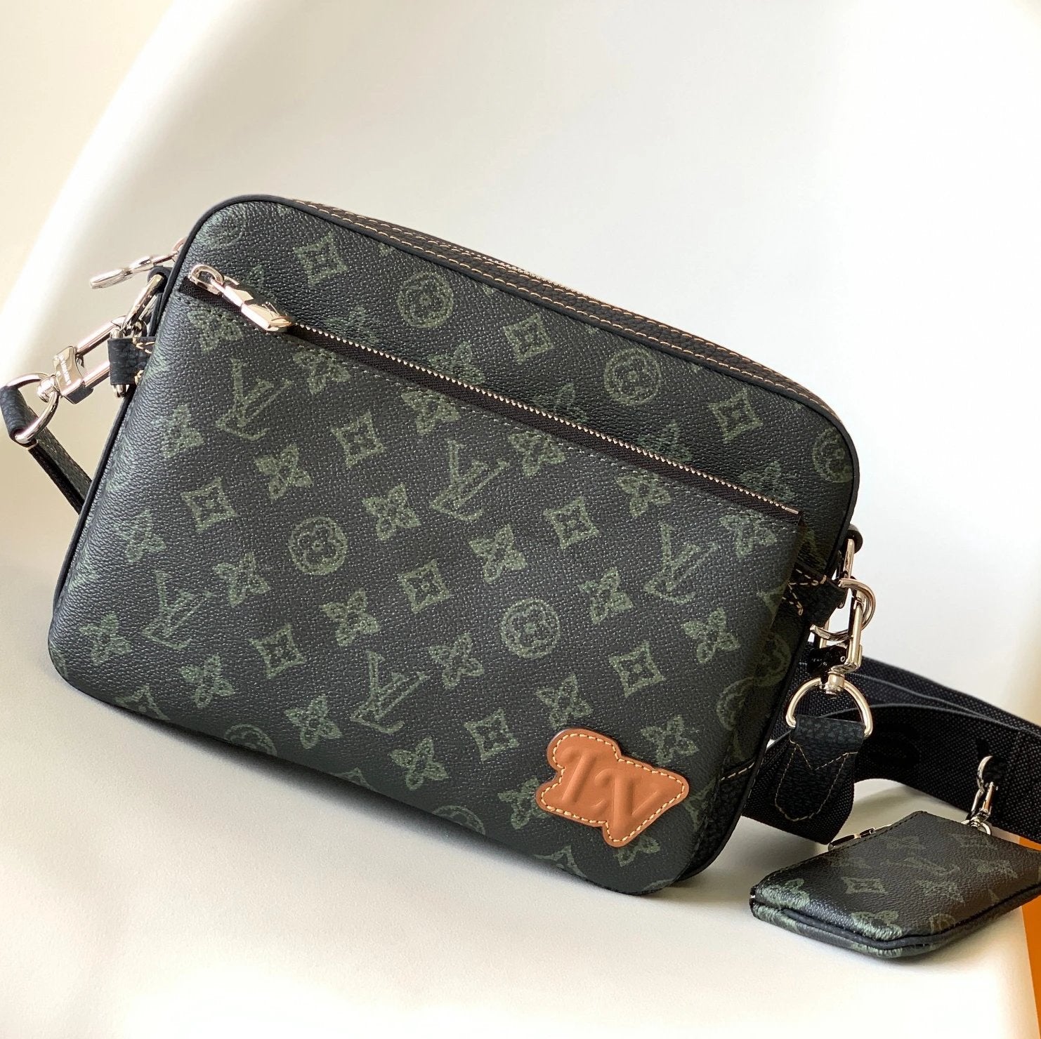 Louis Vuitton LV Men's Bag Top version 【Highest Version】Original Leather Hardware M46602Full leather in black M69827Sprinter Three-in-One Men's Messenger Bag Postman Men's Bag Two-in-One Trio Messenger Bag Shoulder Bag Men's Messenger Bag Men's Bag M30848