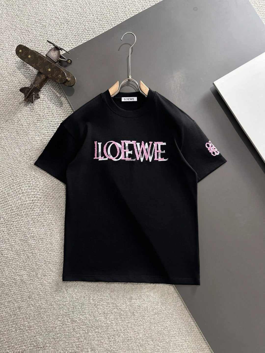 LOEWE T-shirt High-density Overlapping Letter Embroidery on the Chest logo round Neck Short Sleeve25ss New pure cotton T Unisex T-Shirt OS Loose Fit Base Shirt Top Half Sleeve T-Shirt