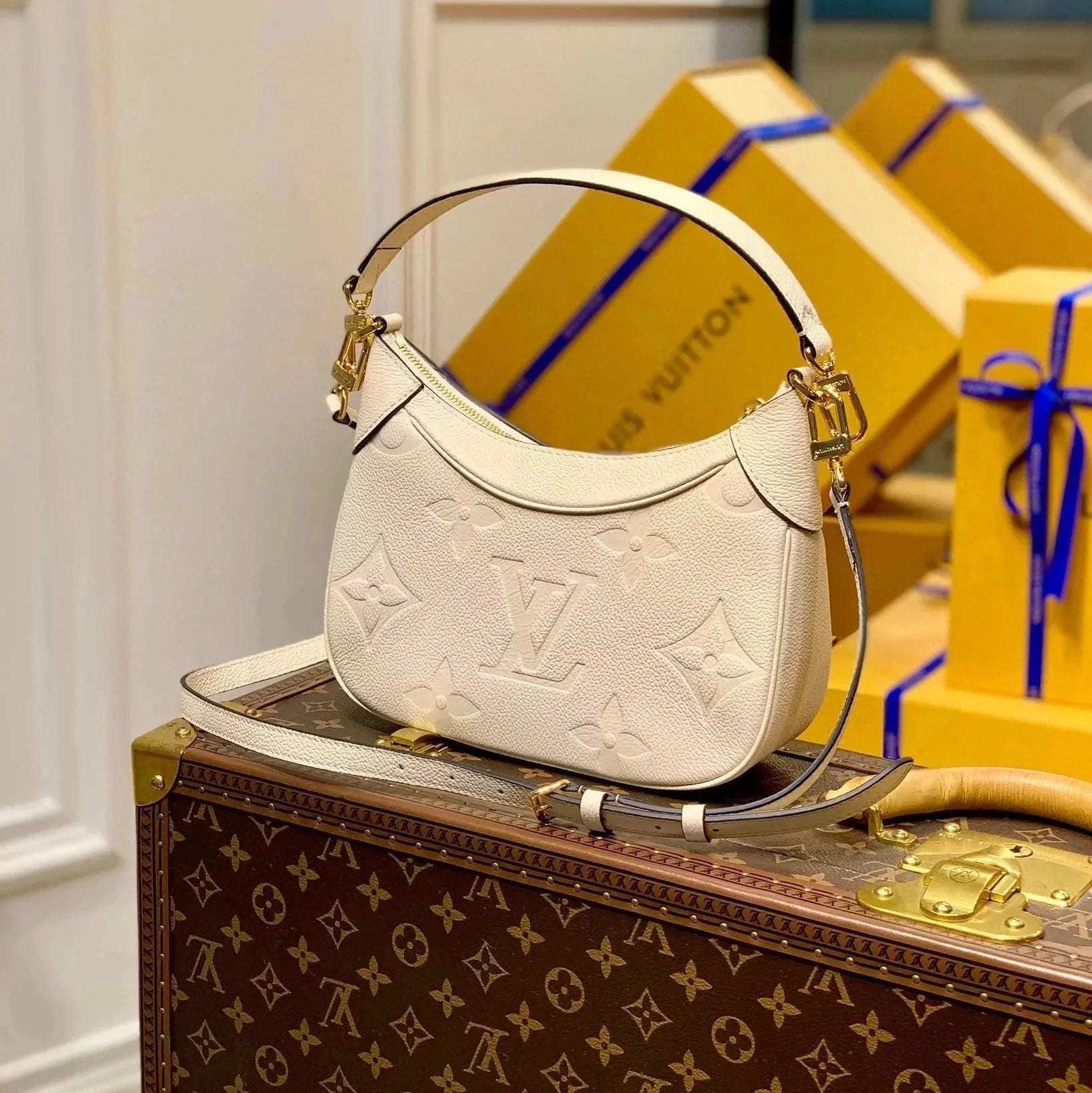 Louis Vuitton LV Women's Bag Top version 22New Inspection-Free Version M46002Black M46099Milky White M46112Gray Embossed M46091BAGATELLE Women's Moon Bag Croissant Handbag Backpack Shoulder Bag Messenger Bag Women's Underarm Bag Baguette Bag Women's Bag