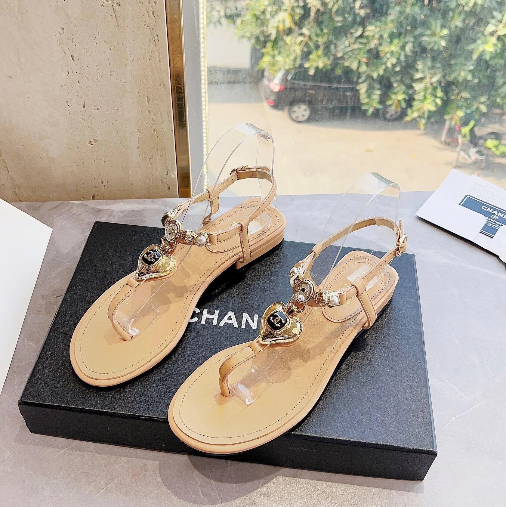 Chanel Shoes 23ss Spring and Summer New Holiday Love Gem T Word Sandals
It Must Be Included in the List for Spring and Summer Beautiful Dress!This Shoe Is a Typical Classic,Simple and Stylish, Very Beautiful!Love Metal Chain Embellishment Makes the Whole