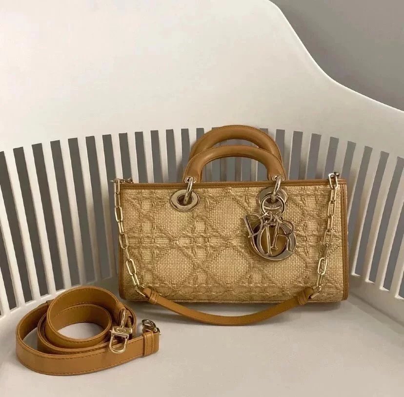 Dior Women's Bag Top version New LadyD-Joy Handbag Highlights Lady The Iconic Aesthetic of the Series,It Reflects a Deep Insight into Elegance and Beauty..Exquisite and Elegant Style,Crafted with Raffia,Decorated with Diamond Rattan Plaid Topstitching,Wit