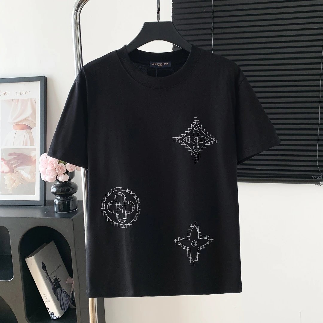 Louis Vuitton LV T-shirt Four-leaf Clover Embroidery on the Chest logo round Neck Short Sleeve25ss New Pure Cotton Unisex Style T T-shirt OS Loose Fit Base Shirt Top Half Sleeve T-Shirt