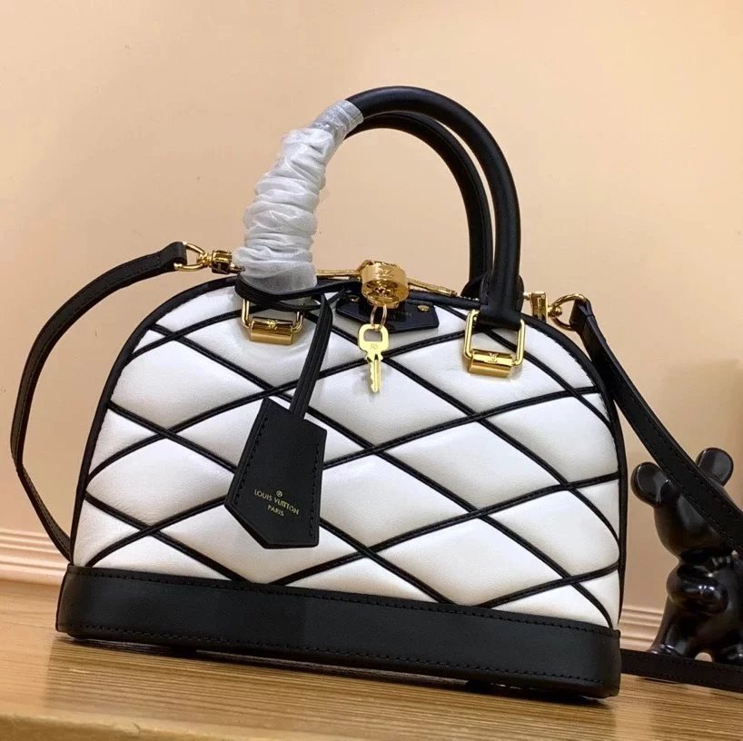 Louis Vuitton LV Women's Bag Top version 【High Version Original Leather】New Diamond Quilted Pattern A1maBB Shell Bag Original Sheepskin Shoulder Messenger Bag Portable Women's Bag AlmaBB Handbag M23666