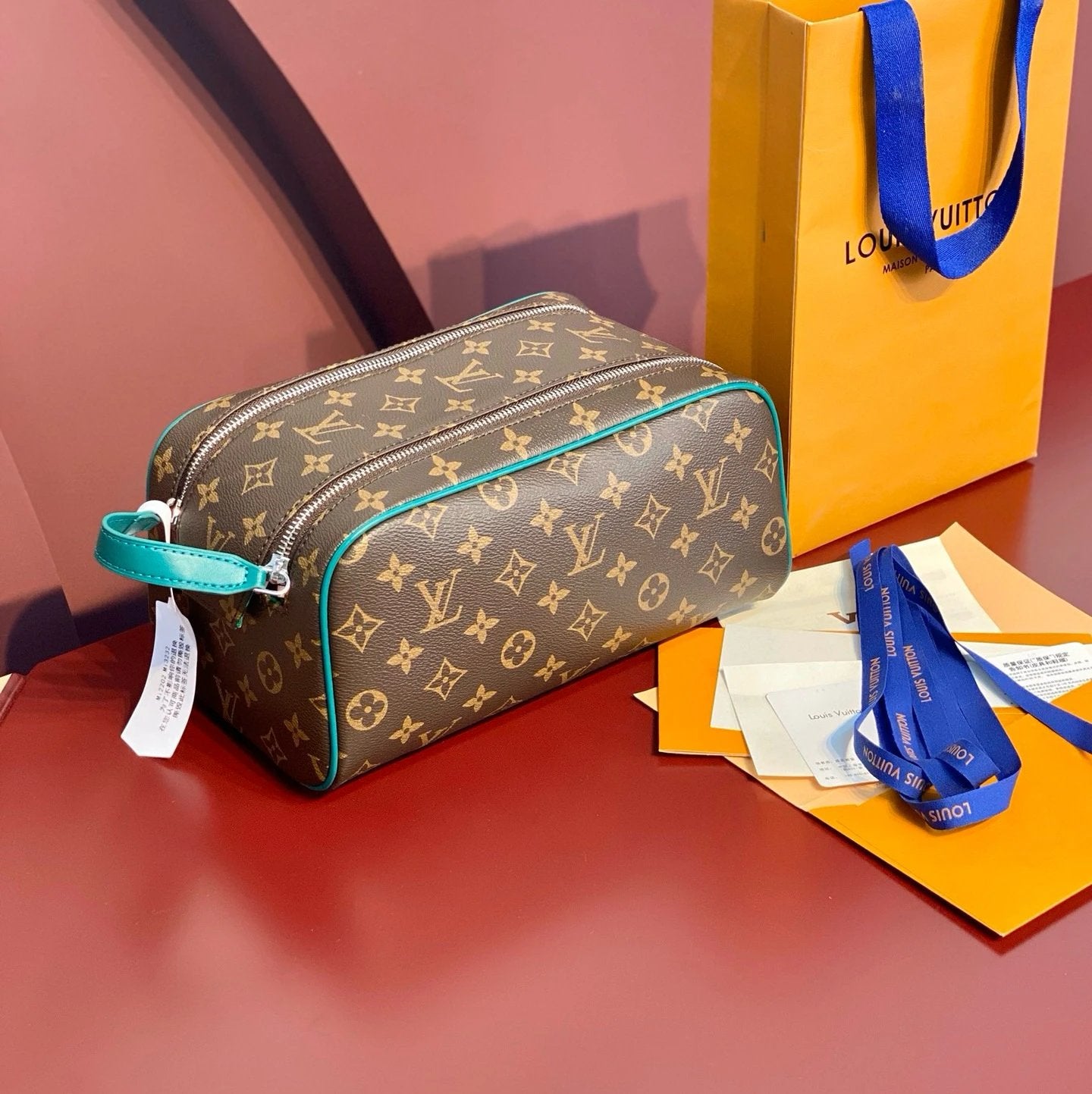 Louis Vuitton LV Wallets/Clutches Top version 【Top with High Version】【LockerDoppKit Toilet Bag】M83112Flower(Silk Screen)Black Color Wash Bag DOPP Toilet Bag/Cosmetic Bag Men's and Women's Bags Handbag Presbyopic M83112Black Flower Wash Bag Large M12641