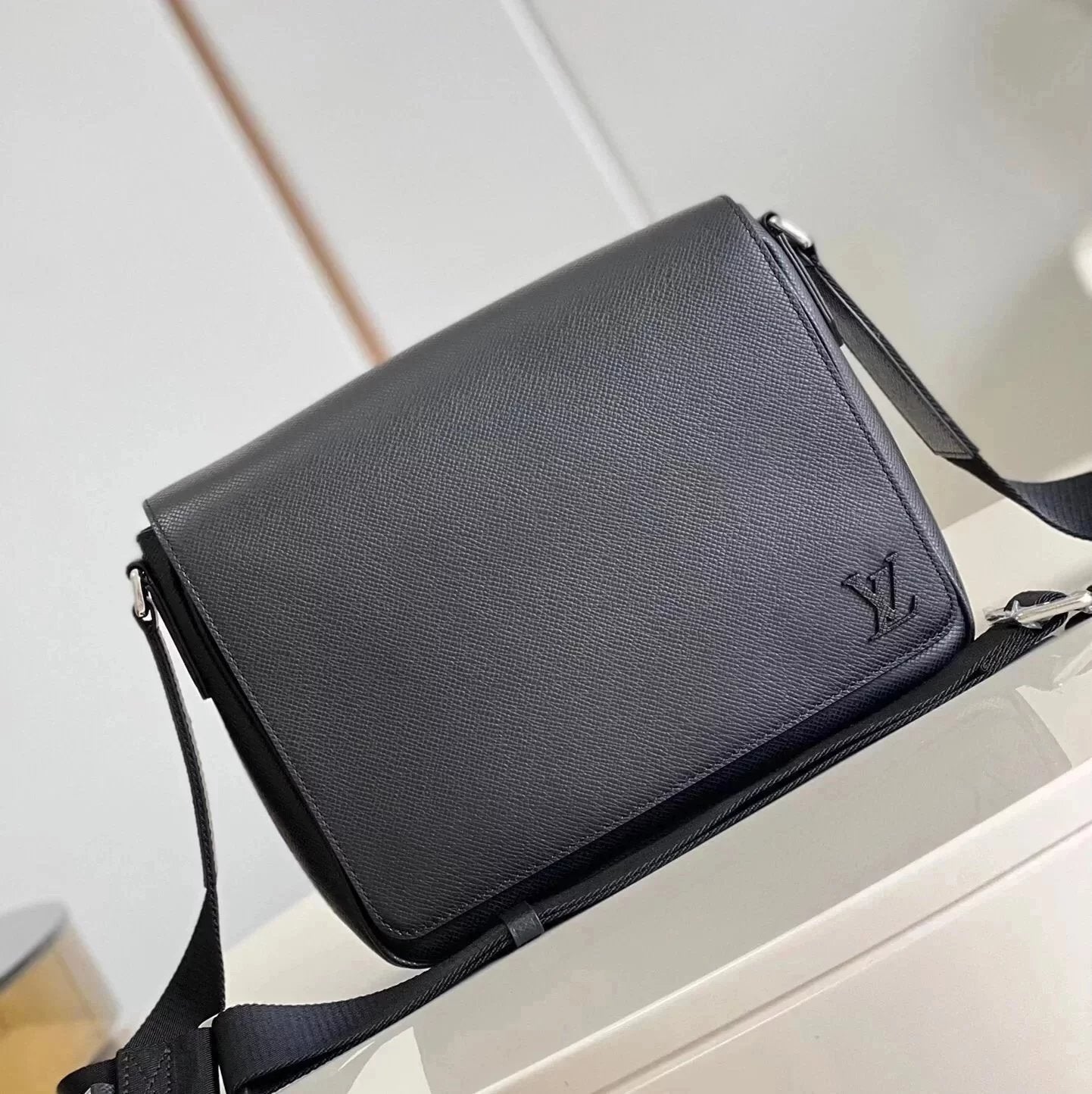 Louis Vuitton LV Men's Bag Top version M41719Green N46345Cross Pattern Avenue Shoulder Bag Chest Bag Backpack Men's Bag M30861Green Gray District Small Size Messenger Bag Crossbody Bag