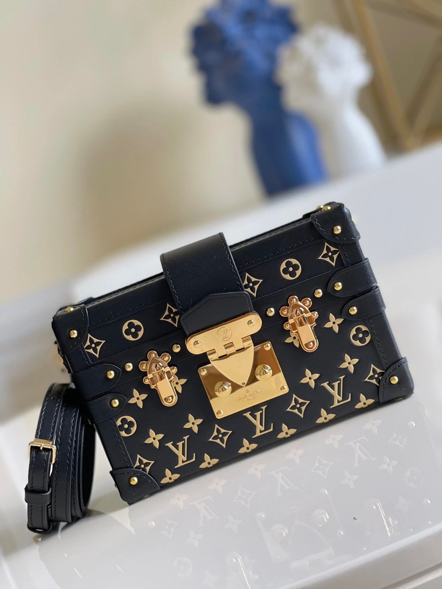 Louis Vuitton LV Women's Bag Top version 2022New Ladies PetiteMalle White Full Leather Embroidery logo Hard Box Bag M20847Men's and women's bags M21462d Denim Black Blue Denim45554Retro patterns M57817