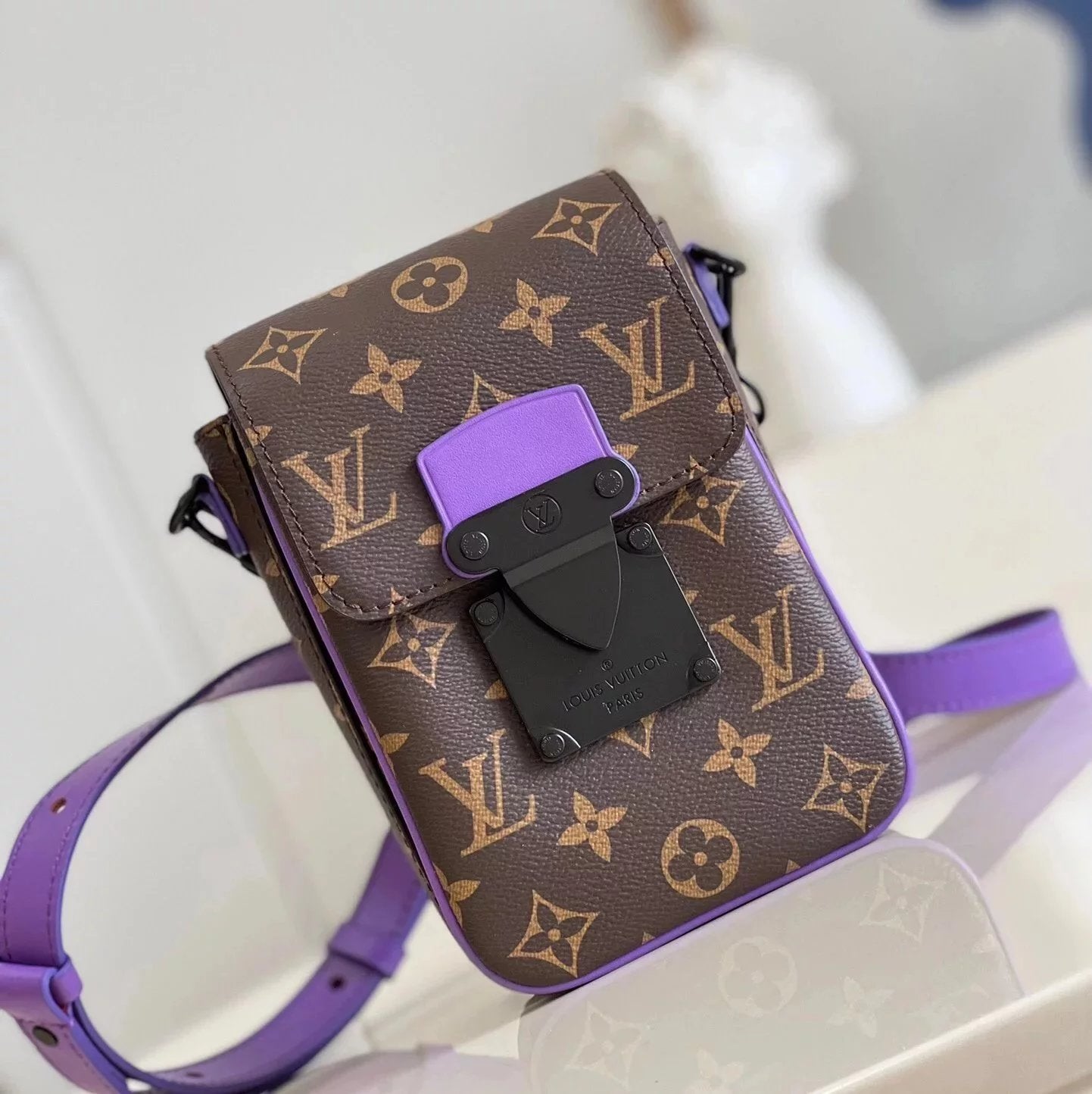 Louis Vuitton LV Women's Bag Top version M81522Presbyopic Purple Green Black Mobile Phone Bag Series S-Lock Mobile Phone Bag Shoulder Messenger Bag Storage Bag Men's Women's Universal Camera Bag M81525