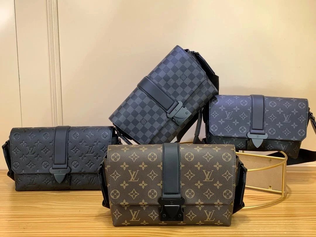 Louis Vuitton LV Men's Bag Top version 【Tax-Free Version】2023New Men's Postman Series Black Warrior Messenger Bag M46794M23471S-Cape Crossbody Men's Bag Shoulder Bag Crossbody Bag Magnetic Snap Men's Backpack Messenger Bag Men