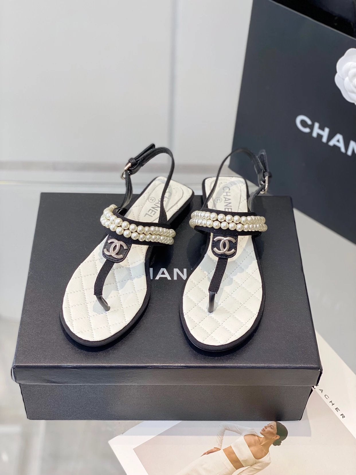 Chanel Shoes Early Spring New Flip-Flops Pearl Sandals!
Latest Version,Sandals with Lasting Charm~The Original Development Supports Any Market Comparison.,The So-Called Smooth Lines Naturally Restore the Original Appearance
The Upper Foot Is Super Comfort