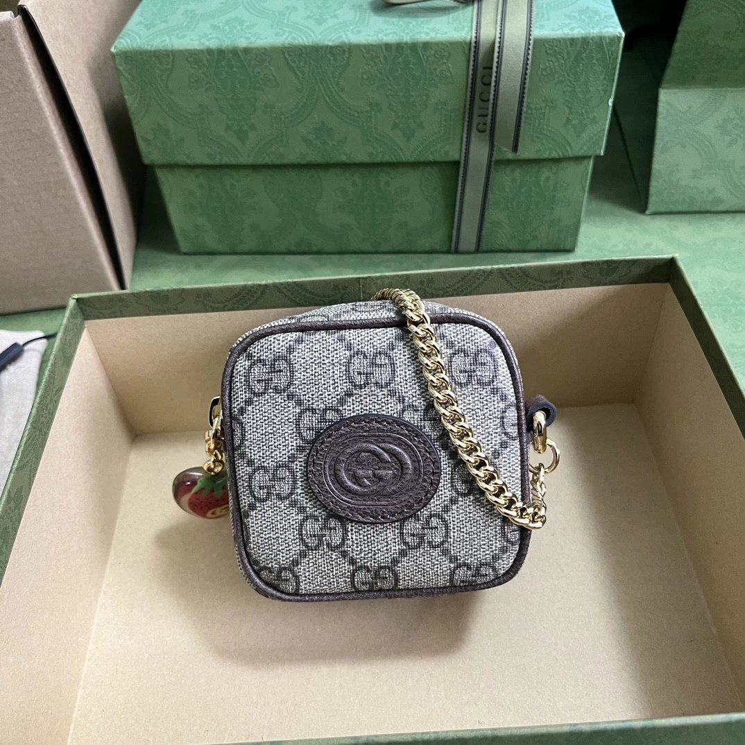 Gucci Wallet Top version **Original Model:726252New Double G Strawberry Ornaments mini Lipstick pack~Change packet726253726247Short Wallet726252Small Square Bag Mini Cosmetic Bag Coin Purse