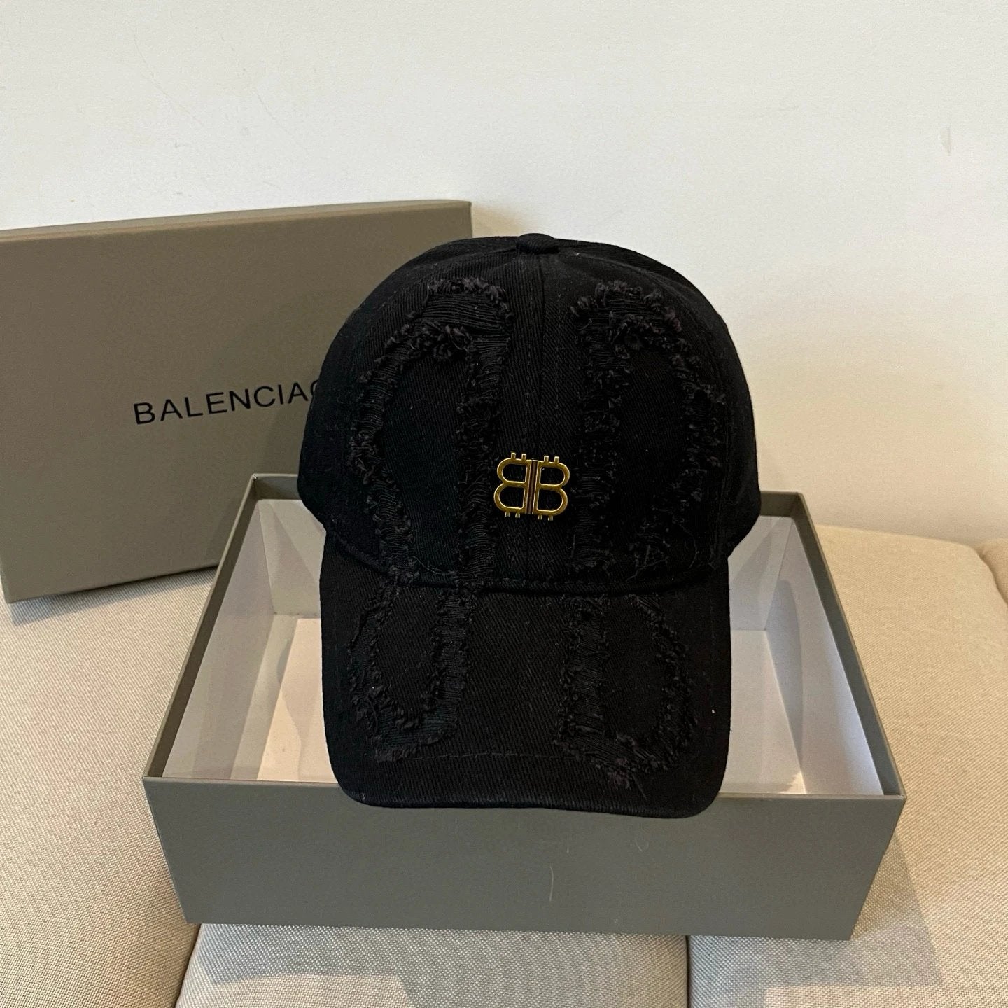 Balenciaga Hat Ripped Double B Letters logo Baseball Cap Sunshade Sun Protection Duckbill Cap Unisex Couple Style Large Head Circumference Slimming Face Curved Brim Versatile Sports Hat