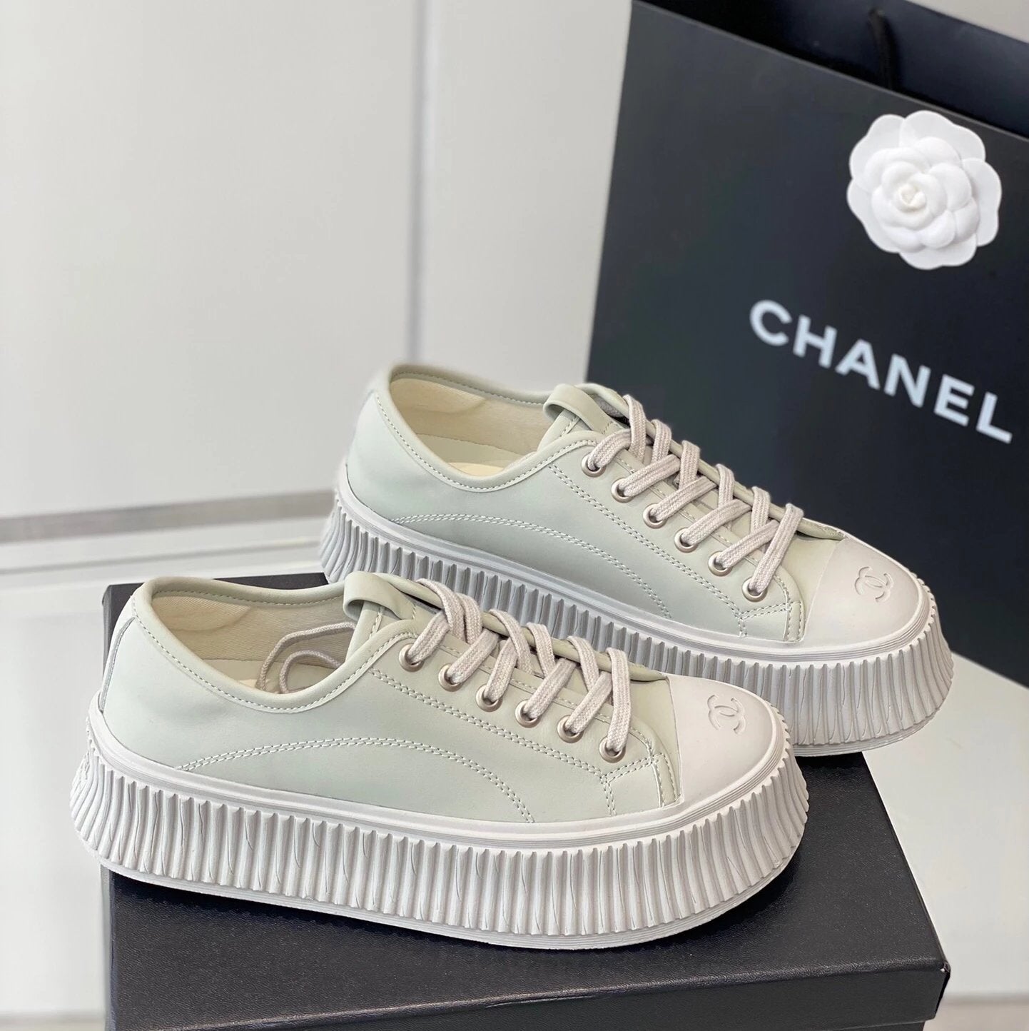 Chanel Shoes Leather Surface Burst Single Biscuit Shape Shoes l Thick Bottom Muffin Canvas Shoes!
Recommended❗️Vamp Imported Canvas Casual and Versatile Platform Height Increasing Insole5cm Sheepskin Plastic Footpad Original PTU Rubber Combination Outsole