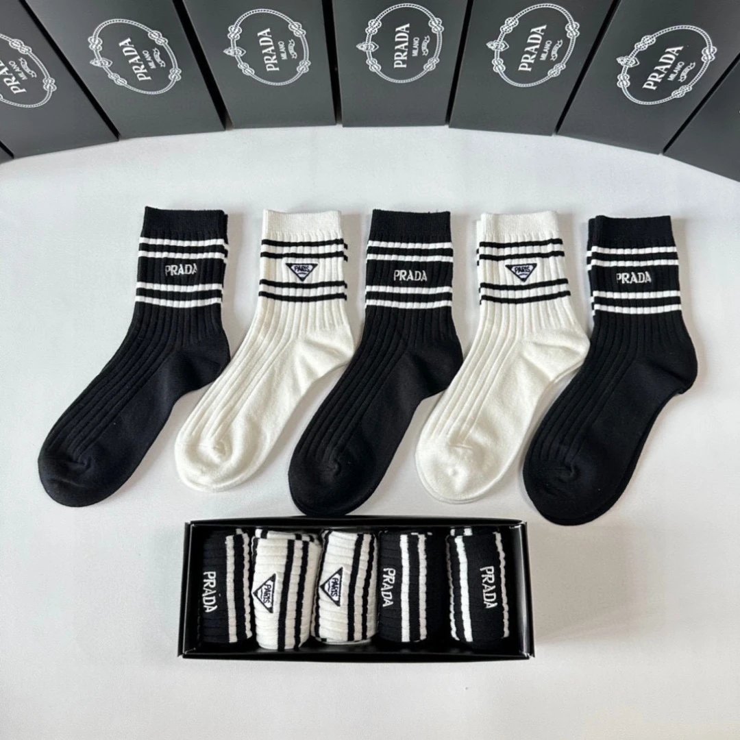 PRADA Sock 【Five Pairs Per Box】Classic Letters logo Pure Cotton Mid-Length Slouch Socks Breathable Fashionable25ss New Cotton Socks Spring Summer Autumn Thin Business Sports Casual Versatile Deodorant Sweat-Absorbing