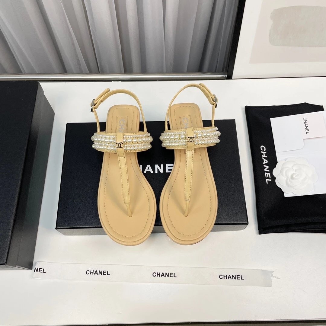 Chanel Shoes Flip-Flops‼️
【High-End Quality】Sheepskin Texture Looks So Gentle,Exquisite Design~Elegant Socialite Temperament~High-End~It Makes You Look Thin and White~Home Vacation~Bare Foot Wear Or Matching Skirt、Trousers、All Are Very Versatile~Invincibl