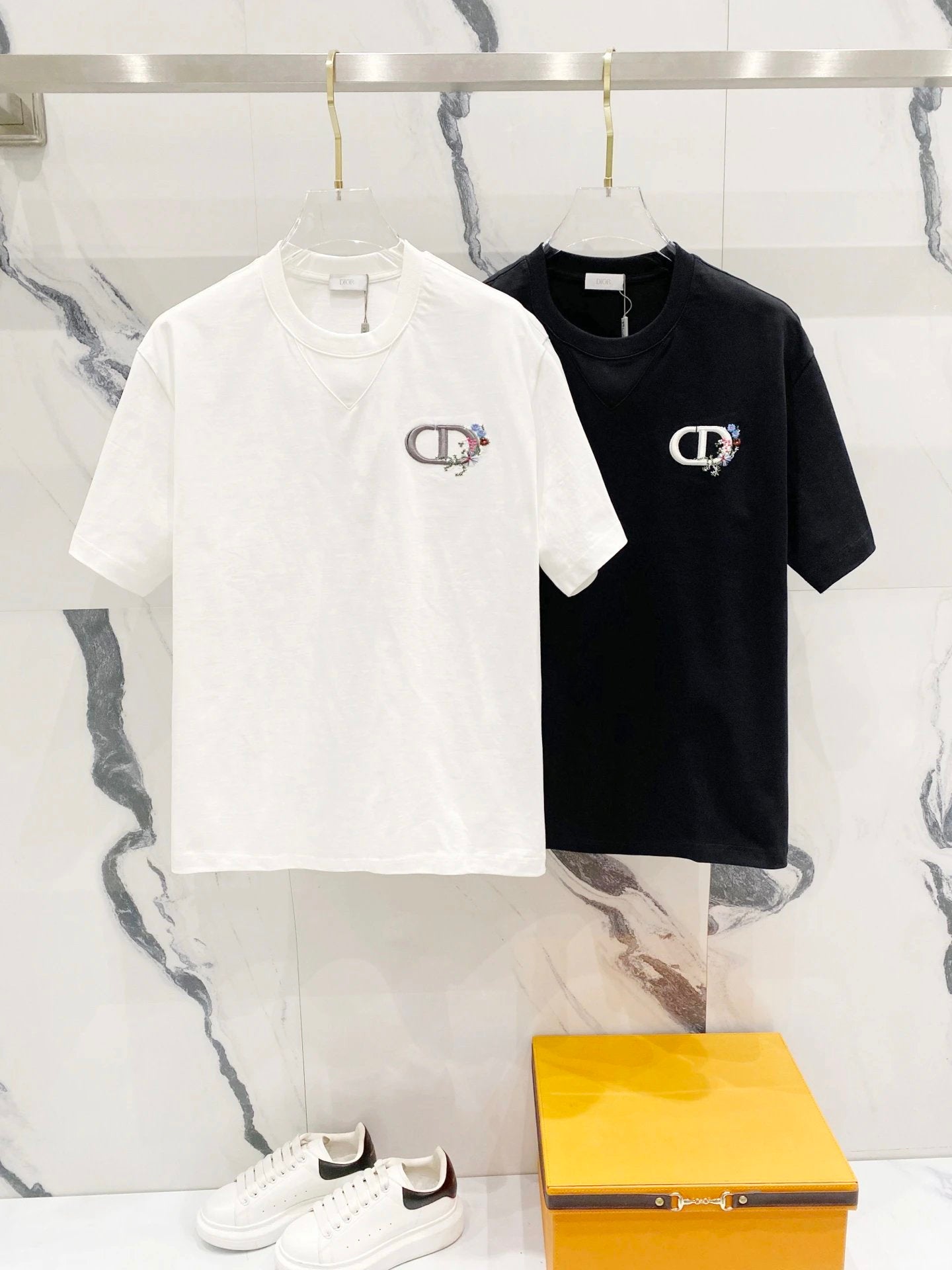 Dior T-shirt Simple Floral Design on the Chest CD Letter Patches Embroidery logo round Neck Short Sleeve25ss New pure cotton T Unisex T-Shirt OS Drop Shoulder Loose Fit Base Shirt Top T-Shirt Short Sleeve