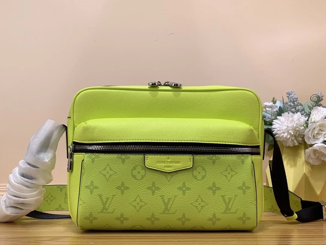 Louis Vuitton LV Men's Bag Top version Exclusive Launch Genuine Goods OEM New OUTDOOR Messenger Bag Men's Motorcycle Bag Camera Bag Backpack Shoulder Bag Messenger Bag Handbag Hand Bag Women's Bag Men's Bag M30233