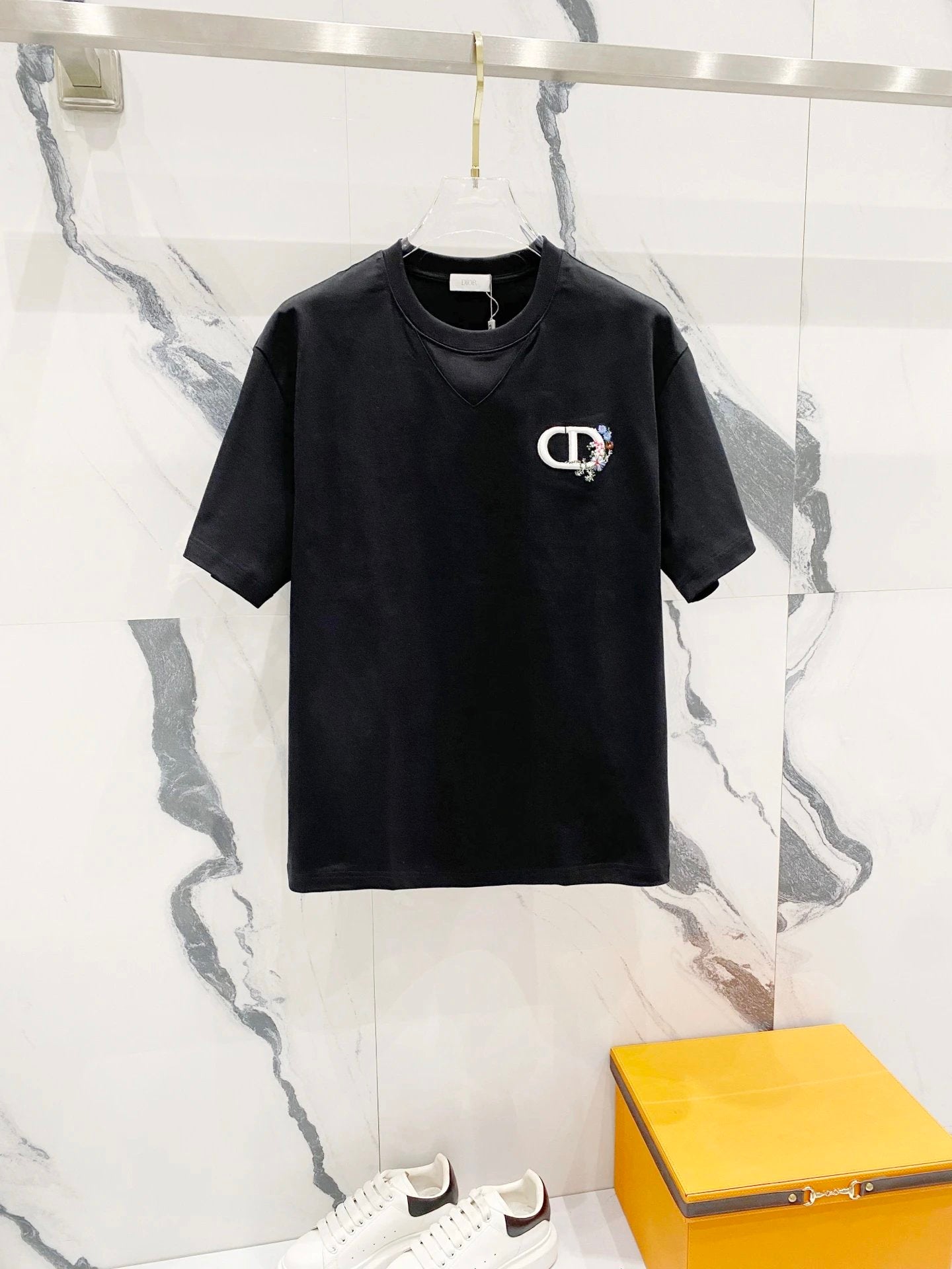 Dior T-shirt Simple Floral Design on the Chest CD Letter Patches Embroidery logo round Neck Short Sleeve25ss New pure cotton T Unisex T-Shirt OS Drop Shoulder Loose Fit Base Shirt Top T-Shirt Short Sleeve