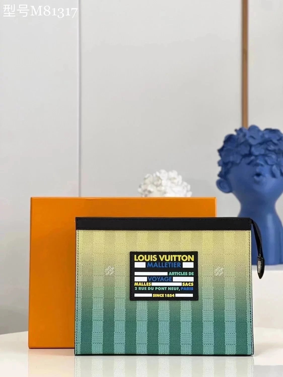 Louis Vuitton LV Wallets/Clutches 【Exclusive Real Shot M81317】This Paragraph PochetteVoyage Clutch Presentation DamierStripes Gradient Color of Canvas,with Leather Trim and New Label,Show the Design Elements of the Brand's Traditional Hard-Side Suitcase.S