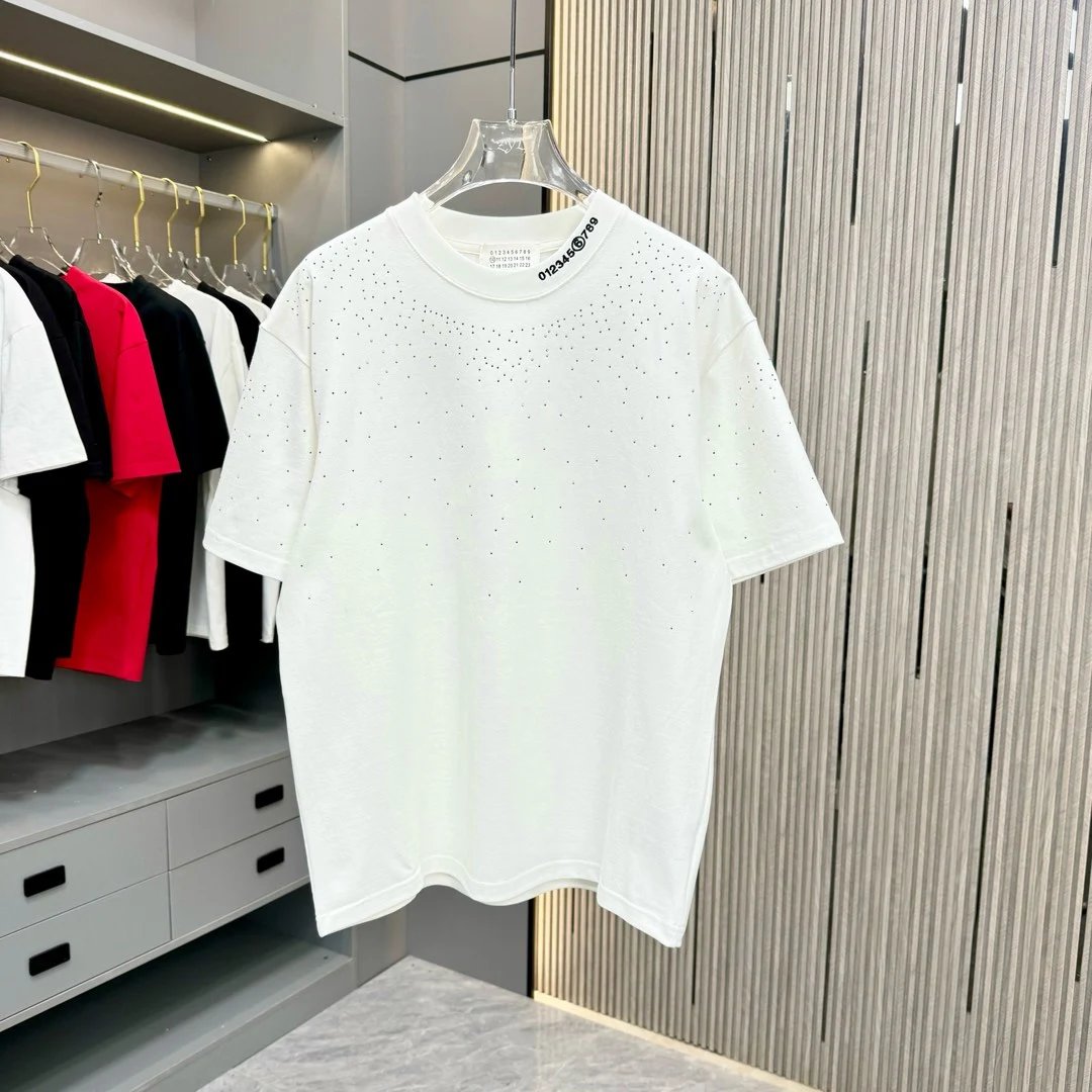 Maison Margiela T-shirt Embroidered Chest with Loose Rhinestones logo round Neck Short Sleeve25ss New Pure Cotton Unisex Style T T-shirt OS Loose Fit Base Shirt Half Sleeve T-Shirt Top Half Sleeve