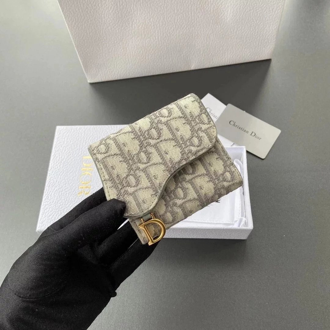 Dior Women's Bag Top version Original Leather Saddle Lotus Wallet Series,70% off Short Style Wallet Wallet Women's in Blue Oblique Elaborate Printing Fabric,With Iconic Asymmetric Flap and Retro Gold Finish Metal Stirrup D Shaped Pendant.
