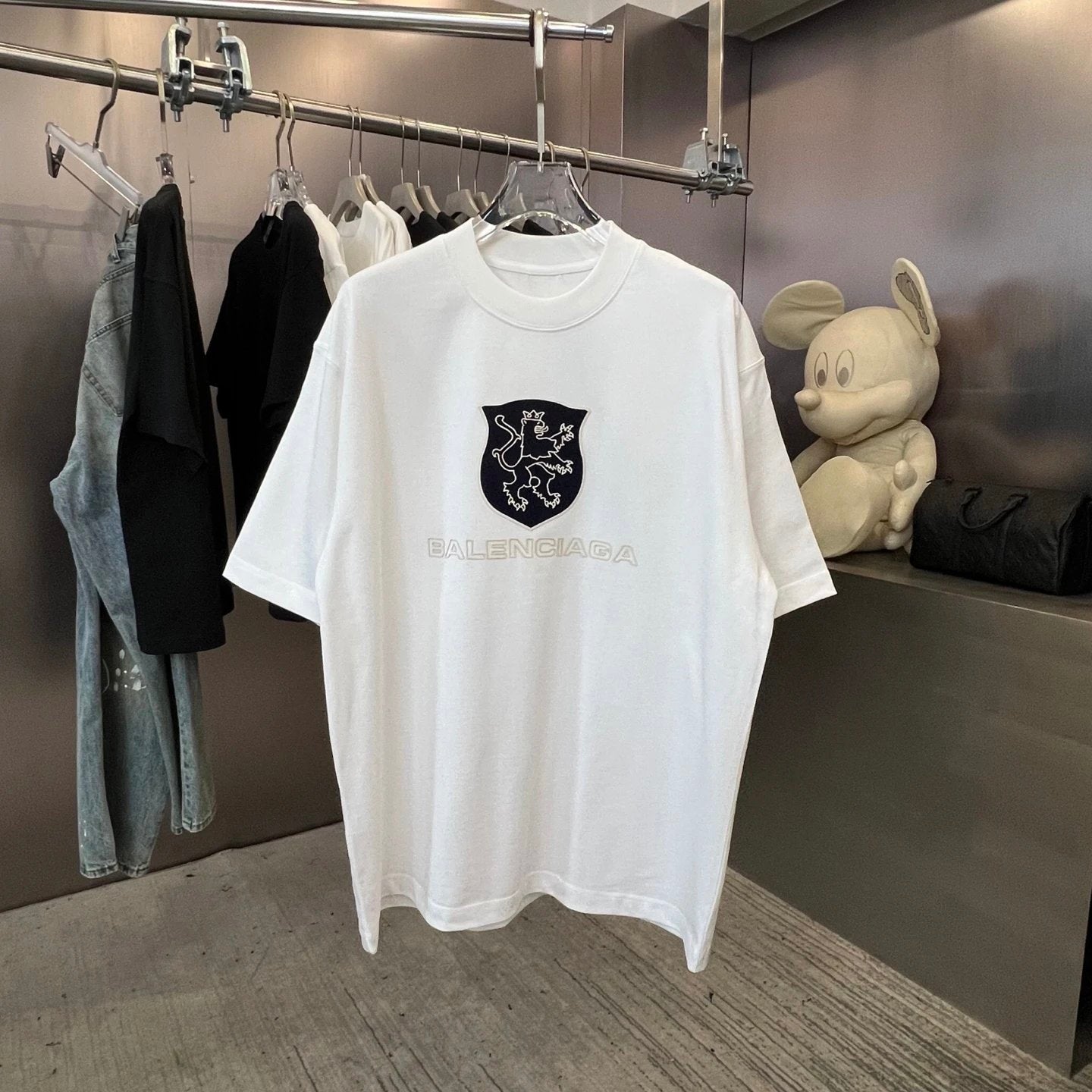 Balenciaga T-shirt Chest Shield Patch logo round Neck Short Sleeve25ss New pure cotton T Unisex T-Shirt OS Drop Shoulder Loose Fit Base Shirt Top T-Shirt Short Sleeve