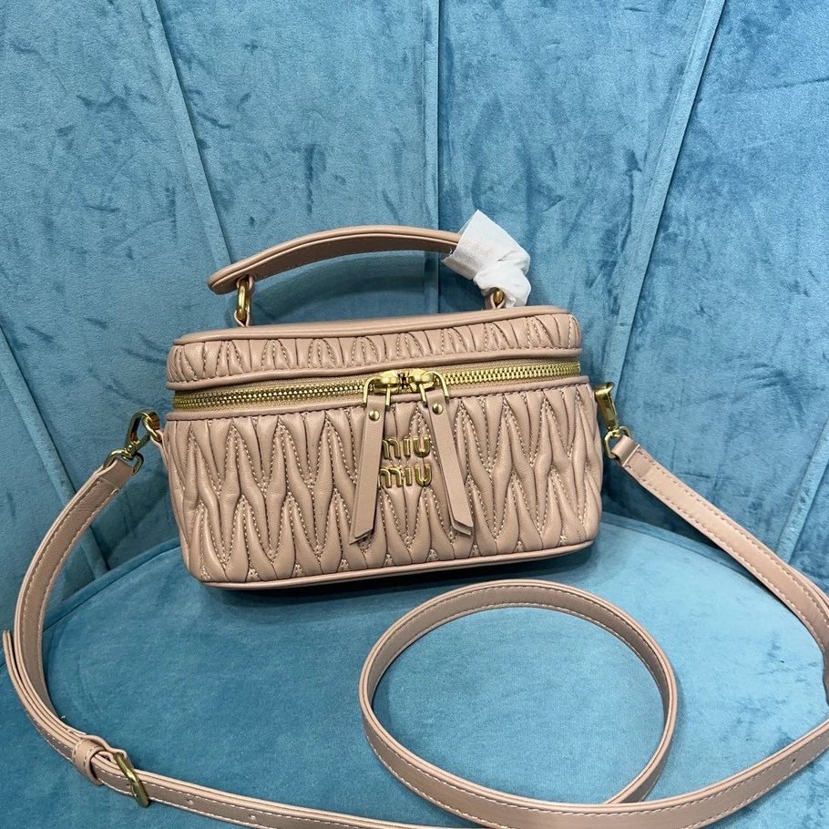 Miu Miu Bag Top version Version Surrogate Shopping Quality2023Winter New5BH226Cosmetic Bag Handbag,Classic Brand Signature of Imported Lambskin Matelasse Textured Embroidered Shoulder Crossbody Women's Bag Handbag Bento Box
