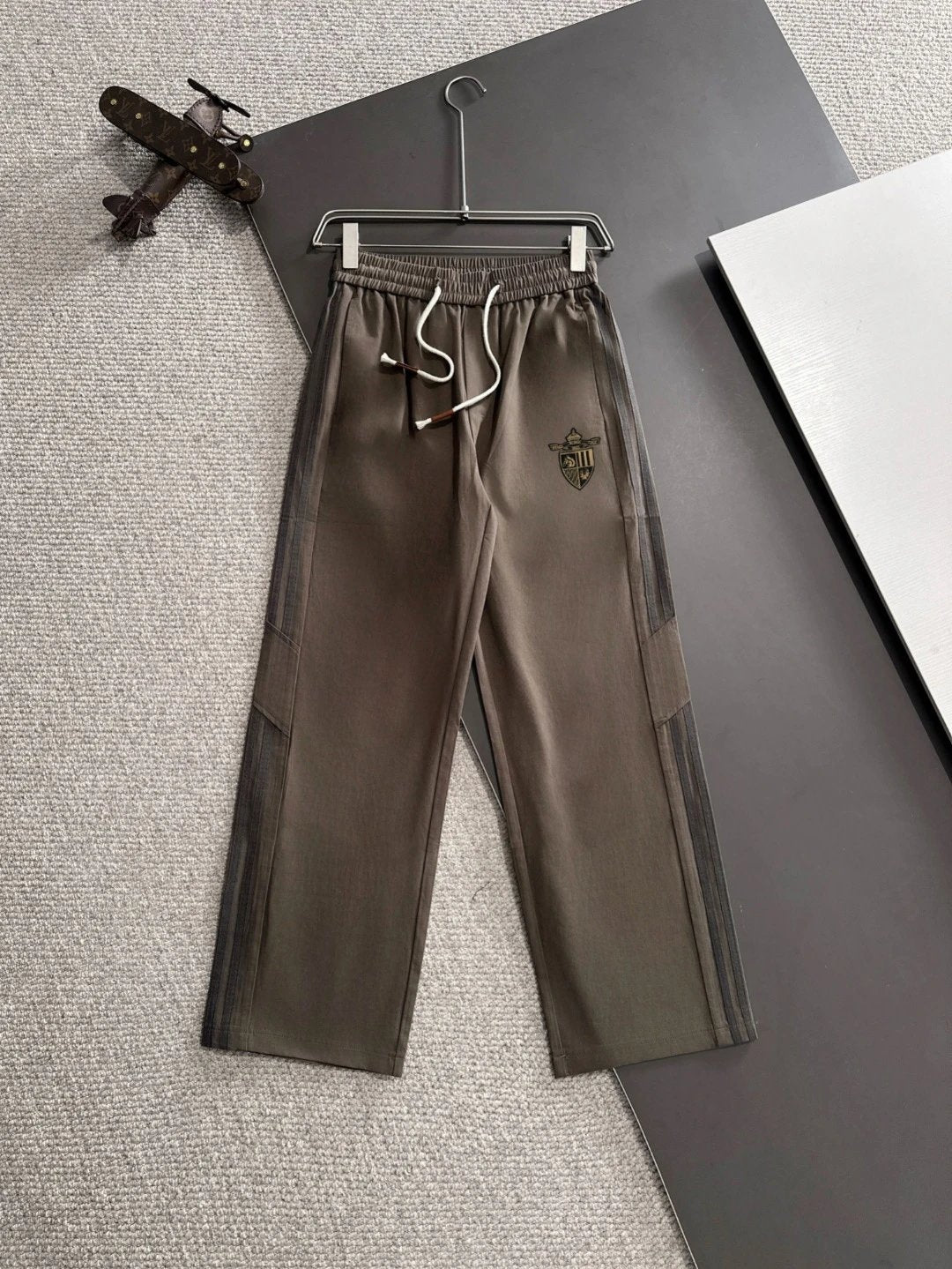 FENDl Sweatpants Previous version CLUB Logo logo Straight Leg Long Pants Sweatpants Unisex25ss Spring Summer New Versatile Plus Size Sports Casual Loose Fit Pants