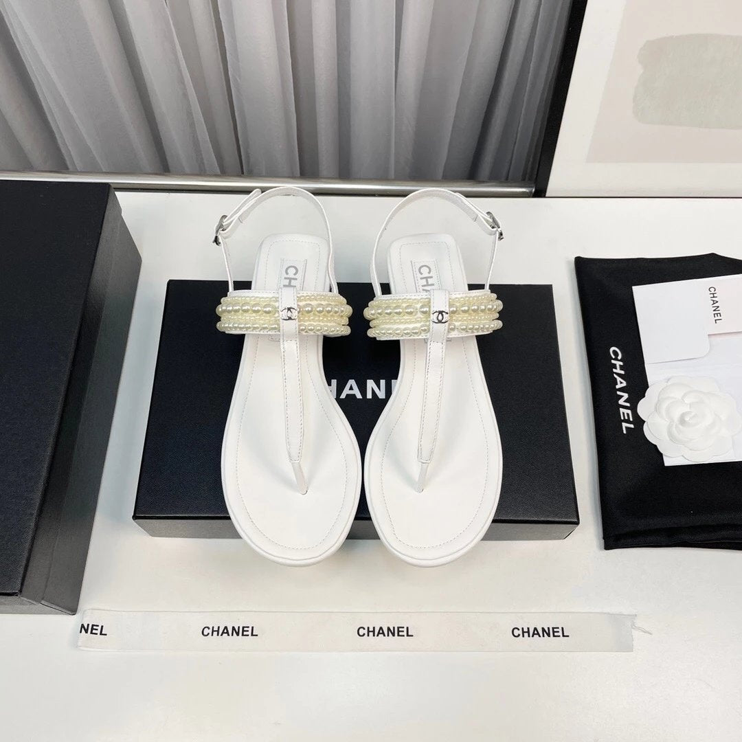 Chanel Shoes Flip-Flops‼️
【High-End Quality】Sheepskin Texture Looks So Gentle,Exquisite Design~Elegant Socialite Temperament~High-End~It Makes You Look Thin and White~Home Vacation~Bare Foot Wear Or Matching Skirt、Trousers、All Are Very Versatile~Invincibl