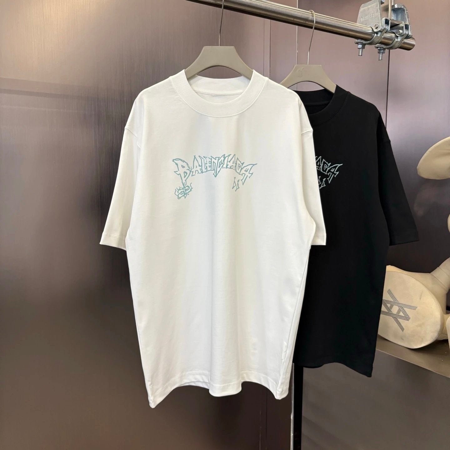 Balenciaga T-shirt Rock Letter Print on the Chest logo round Neck Short Sleeve25ss New pure cotton T Unisex T-Shirt OS Drop Shoulder Loose Fit Base Shirt Top T-Shirt Short Sleeve
