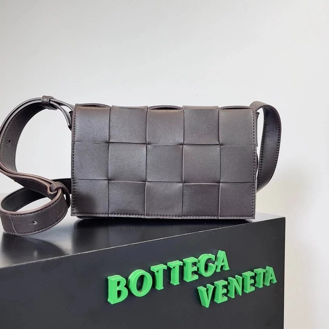 Bottega Veneta Women's Bag Top version 【Special Cabinet Version】Woven bag CROSSBODY Square Bag Pillow Bag(Lambskin)Rubik's cube bag Cassette15Plaid Woven Bag Original Leather Handbag Waist Bag Chest Bag Shoulder Messenger Bag Unisex Men's and Women's Bags