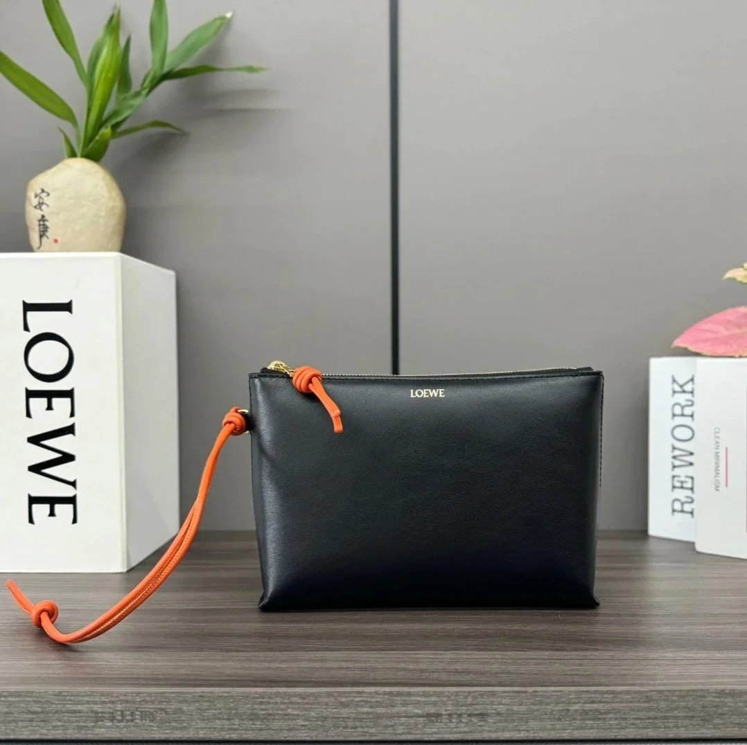 LOEWE Women's Bag Top version 【Super Original Leather】24New Clutch Glossy Napa Cow Leather KnotT Glossy Napa Cow Leather Clutch,Decorative Contrast Color Bends and Hitches Zipper Head and Wrist Strap Luo Jia New Men's Clutch Storage Bag Mobile Phone Bag W