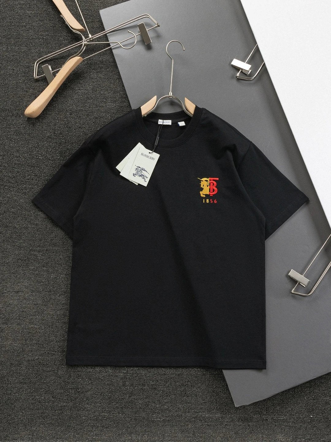 Burberry T-shirt Chest TB Logo Pattern vs. Emblem Pattern Embroidery logo round Neck Short Sleeve25ss New pure cotton T Unisex T-Shirt OS Loose Fit Base Shirt Top Half Sleeve T-Shirt