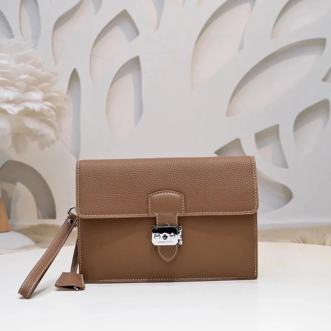 Hermes men's bag Top version The Most New Men's Clutch Clutch Clutch Bag Is Made of Calfskin Noble Hardware Zipper Head Leather Soft Feel Awesome Workmanship Fine High-End Elegant Classy Casual Practical Version Very Comfortable High Quality with Box