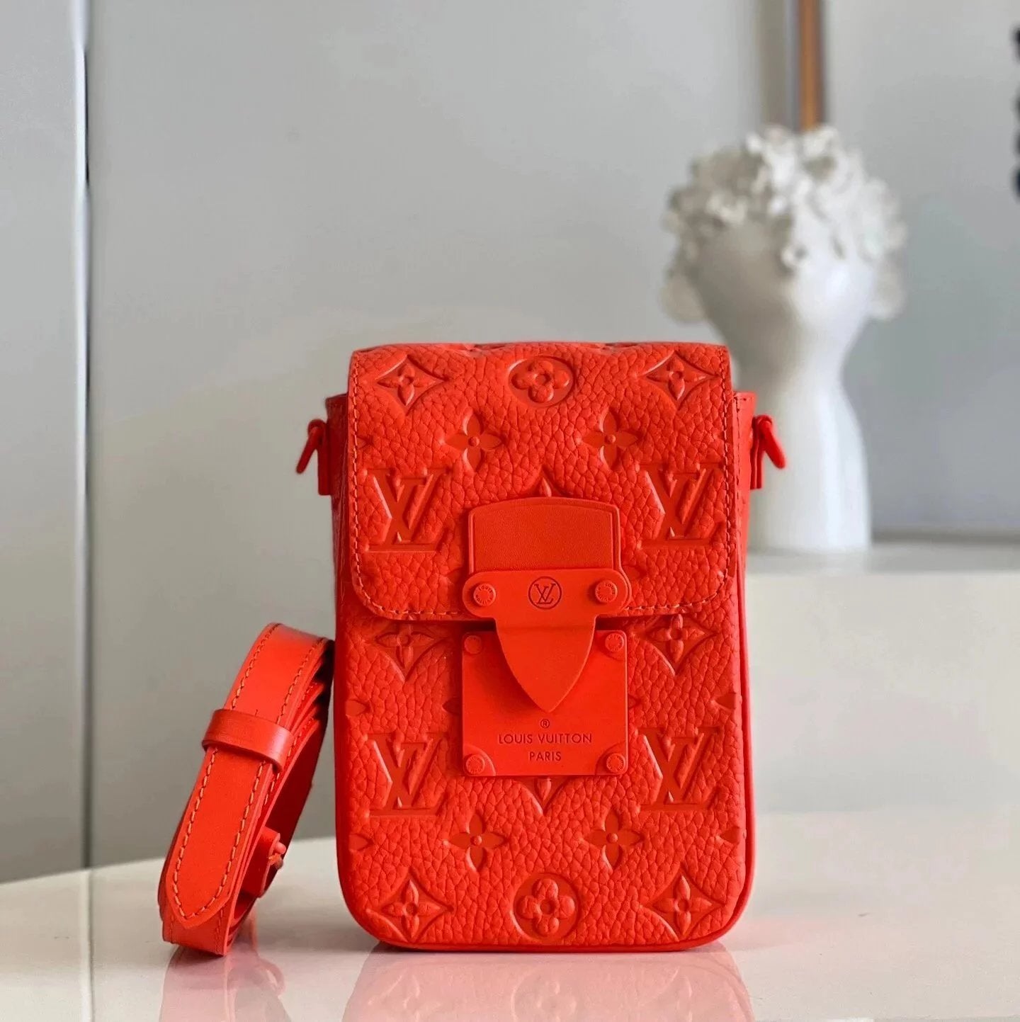 Louis Vuitton LV Men's Bag Top version 【Tax-Free Version】M81522Presbyopic Purple Green Black Mobile Phone Bag Series S-Lock Mobile Phone Bag Shoulder Messenger Bag Storage Bag Men's Women's Universal Camera Bag M81525