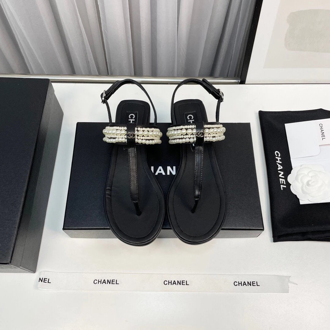 Chanel Shoes Flip-Flops‼️
【High-End Quality】Sheepskin Texture Looks So Gentle,Exquisite Design~Elegant Socialite Temperament~High-End~It Makes You Look Thin and White~Home Vacation~Bare Foot Wear Or Matching Skirt、Trousers、All Are Very Versatile~Invincibl