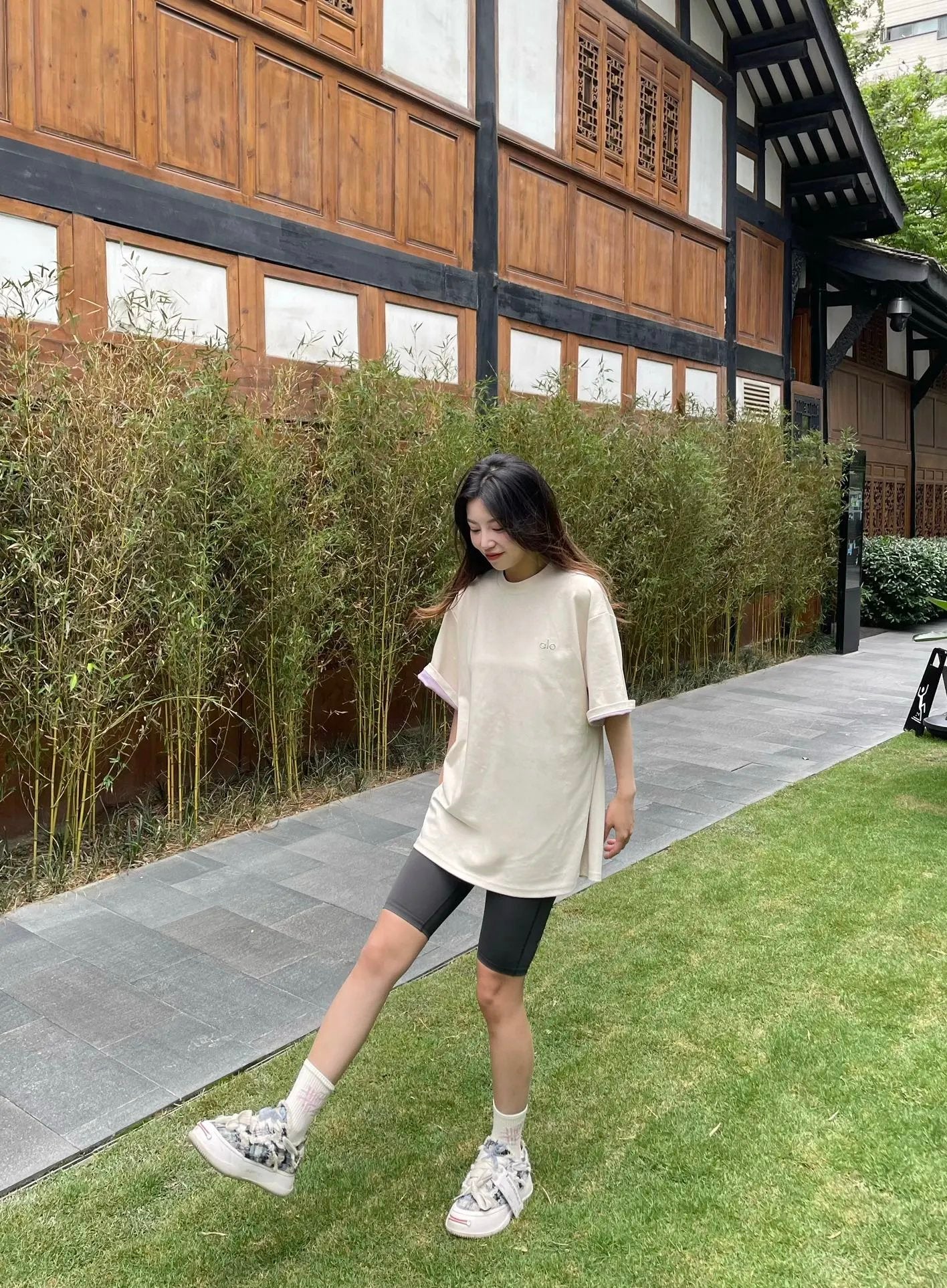 Alo Yoga T-shirt Chest Silver Stereo Logo logo round Neck Short Sleeve25ss New pure cotton T Unisex T-Shirt OS Loose Fit Base Shirt Top Half Sleeve T-Shirt