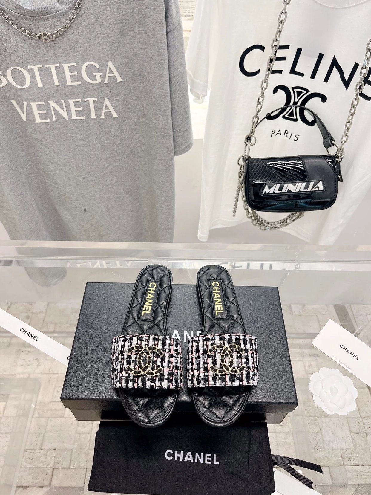 Chanel Shoes High Quality Counter New Mier Slippers
Temperament wild!High-End Quality,It Looks Super Nice on My Feet!
Vamp Woolen Material/Sheepskin Lining Pad
Exquisite Handmade Electric Embroidery
Classic Never out of Date.
Handmade Diamond Grid Stitchi