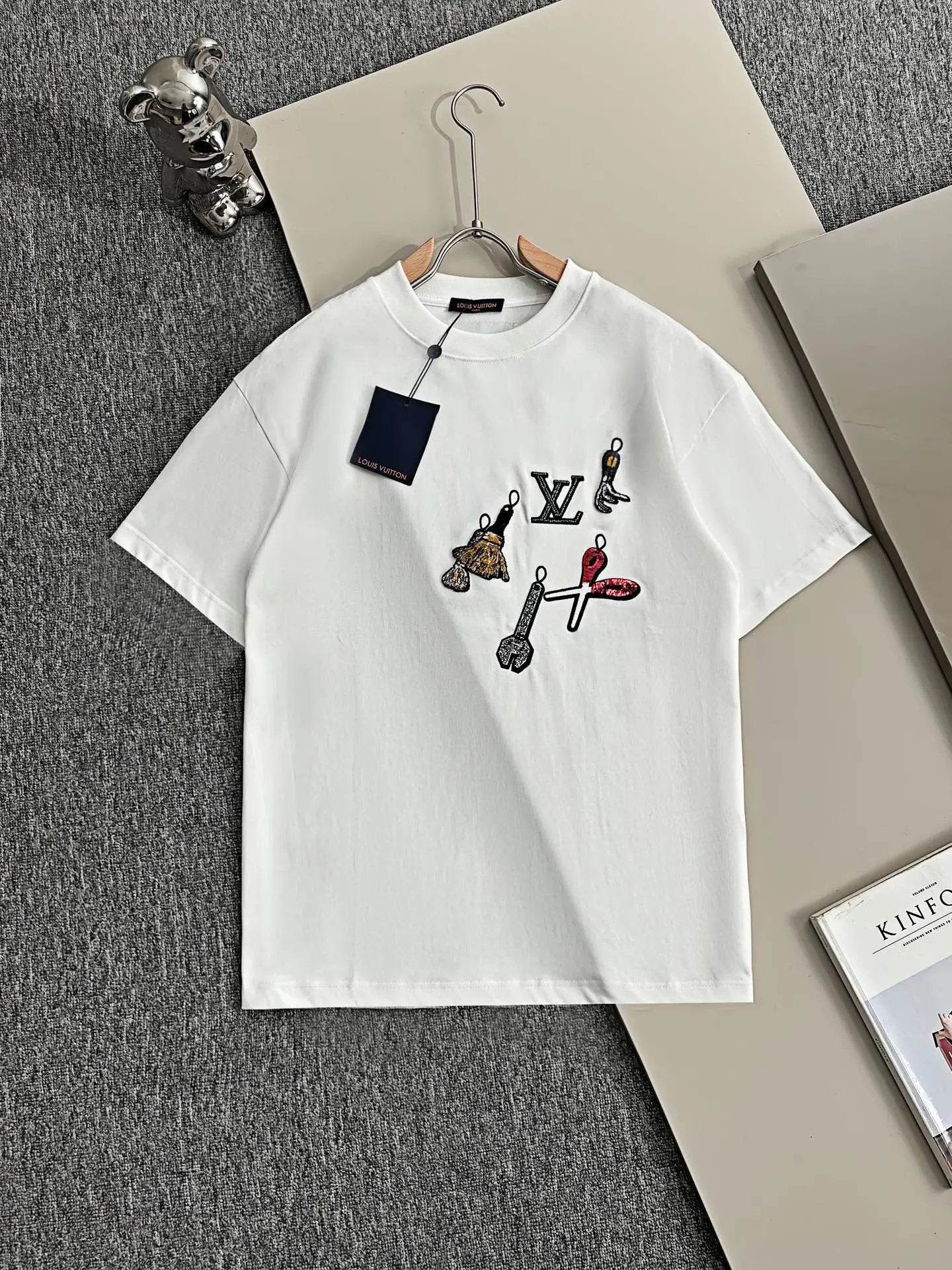 Louis Vuitton LV T-shirt Chest Scissors Pattern Embroidery logo round Neck Short Sleeve25ss New pure cotton T Unisex T-Shirt OS Drop Shoulder Loose Fit Base Shirt Top T-Shirt Short Sleeve